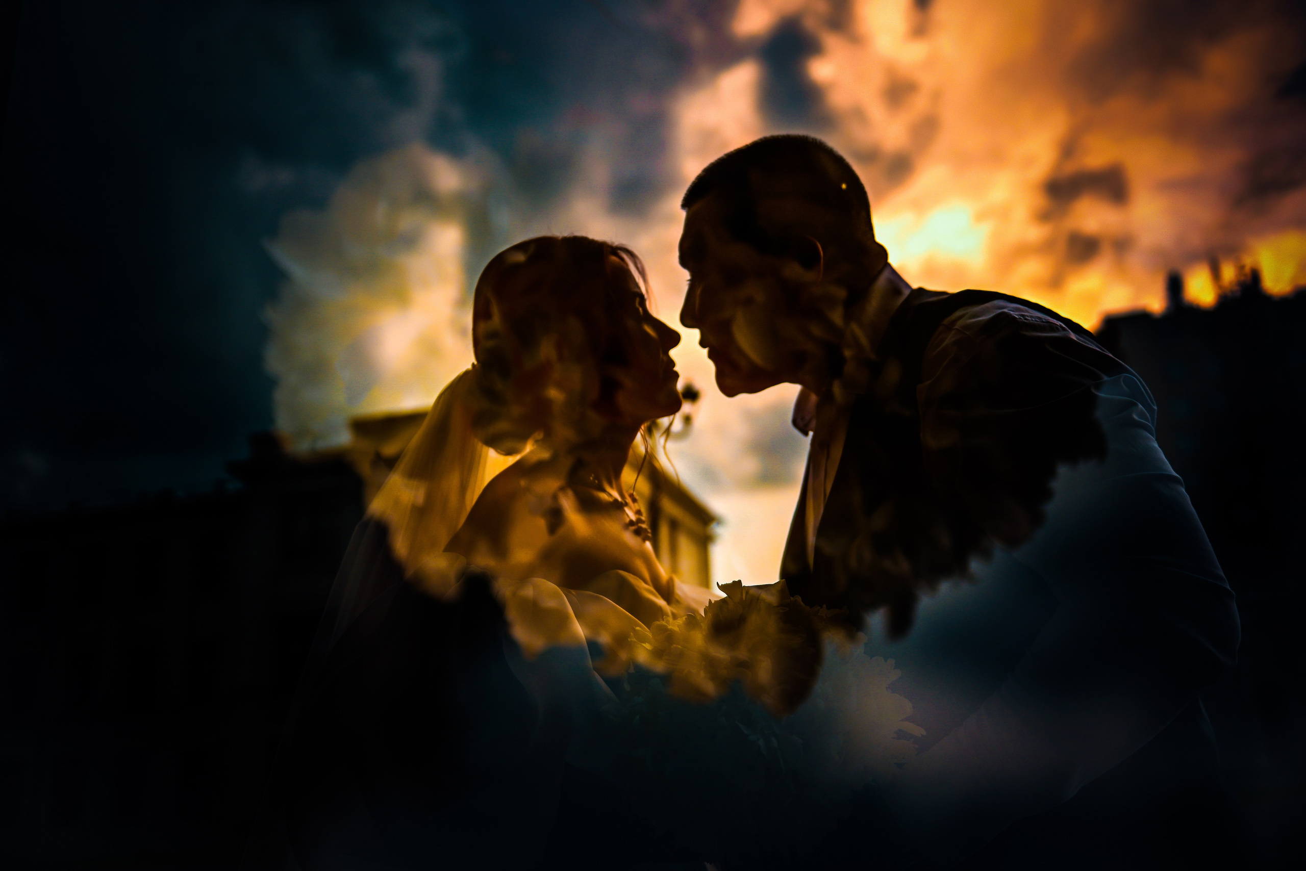 Небольшая свадебная серия в музее и прогулкой под дождем Эльмиры и Ризата. Свадебный, семейный, детский, контент фотограф в Омске Максим Ильин