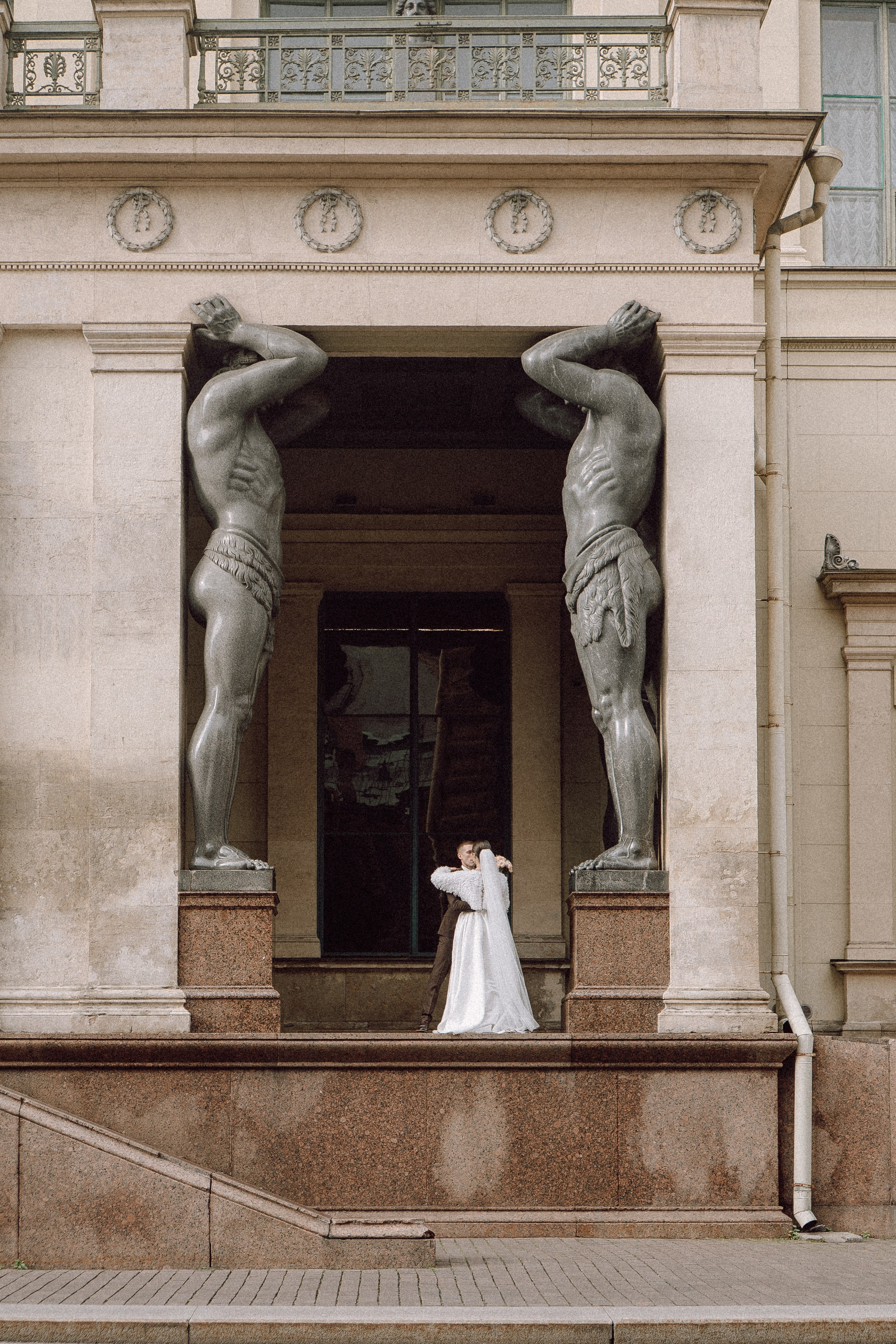 СВАДЕБНАЯ ПРОГУЛКА В САНТК-ПЕТЕРБУРГЕ (ИСАКИЕВСКИЙ СОБОР, ЗИМНЯЯ КАНАВКА, ЭРМИТАЖ И БОЛЬШАЯ МОРСКАЯ УЛИЦА). Профессиональный фотограф, Санкт-Петербург — Виктория Богомолова