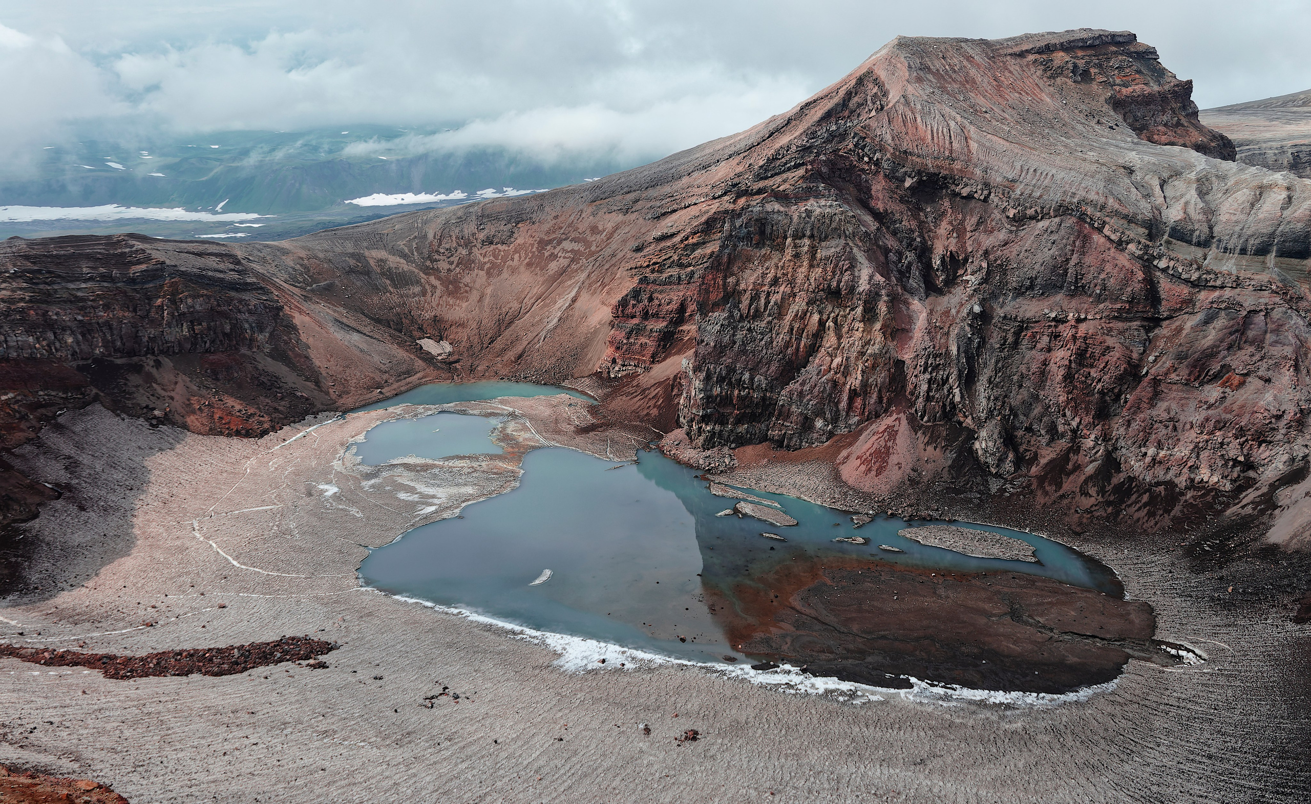 Камчатка, озеро в кратере вулкана Горелый