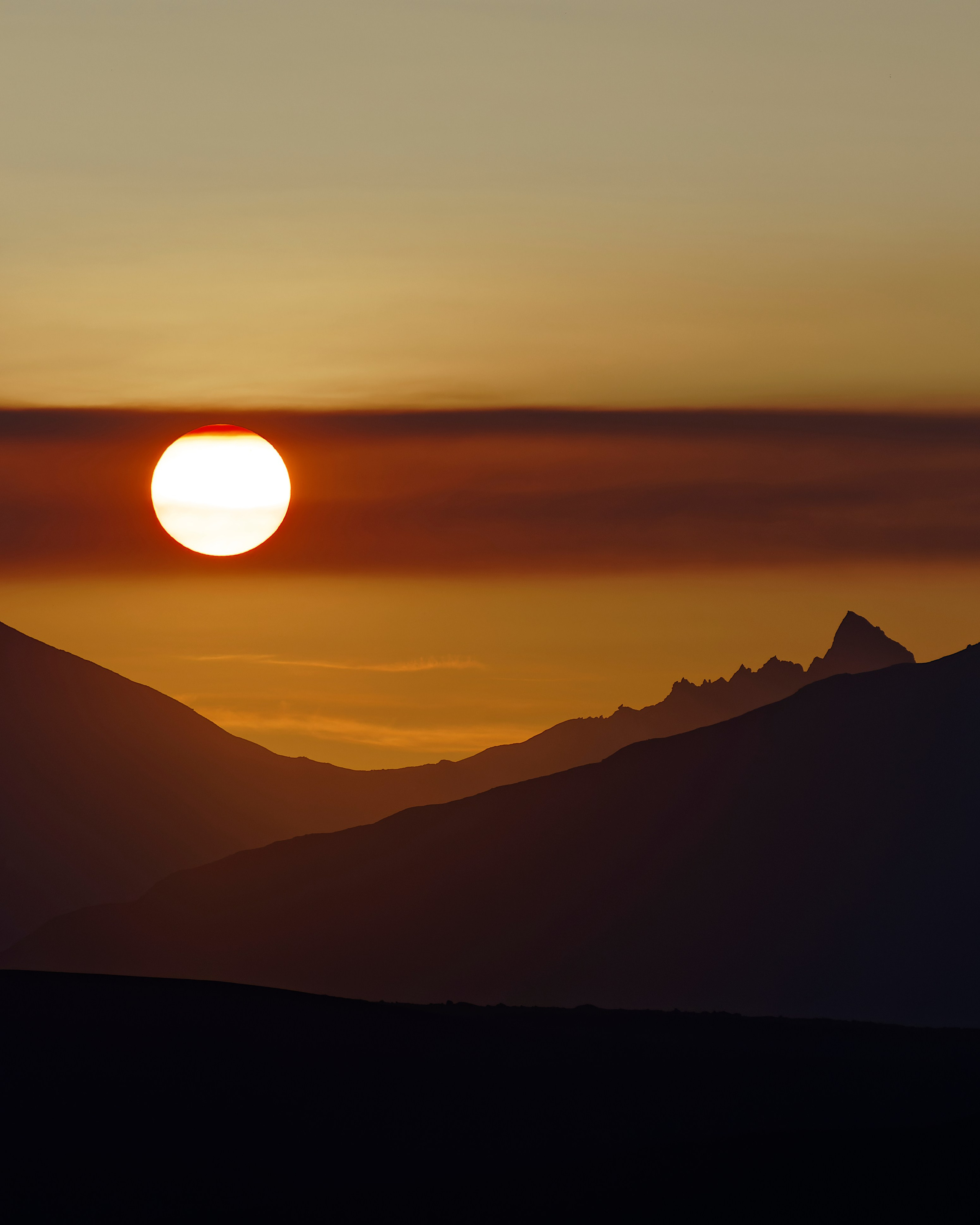 Камчатка, Солнце на закате в полосе облаков над спками