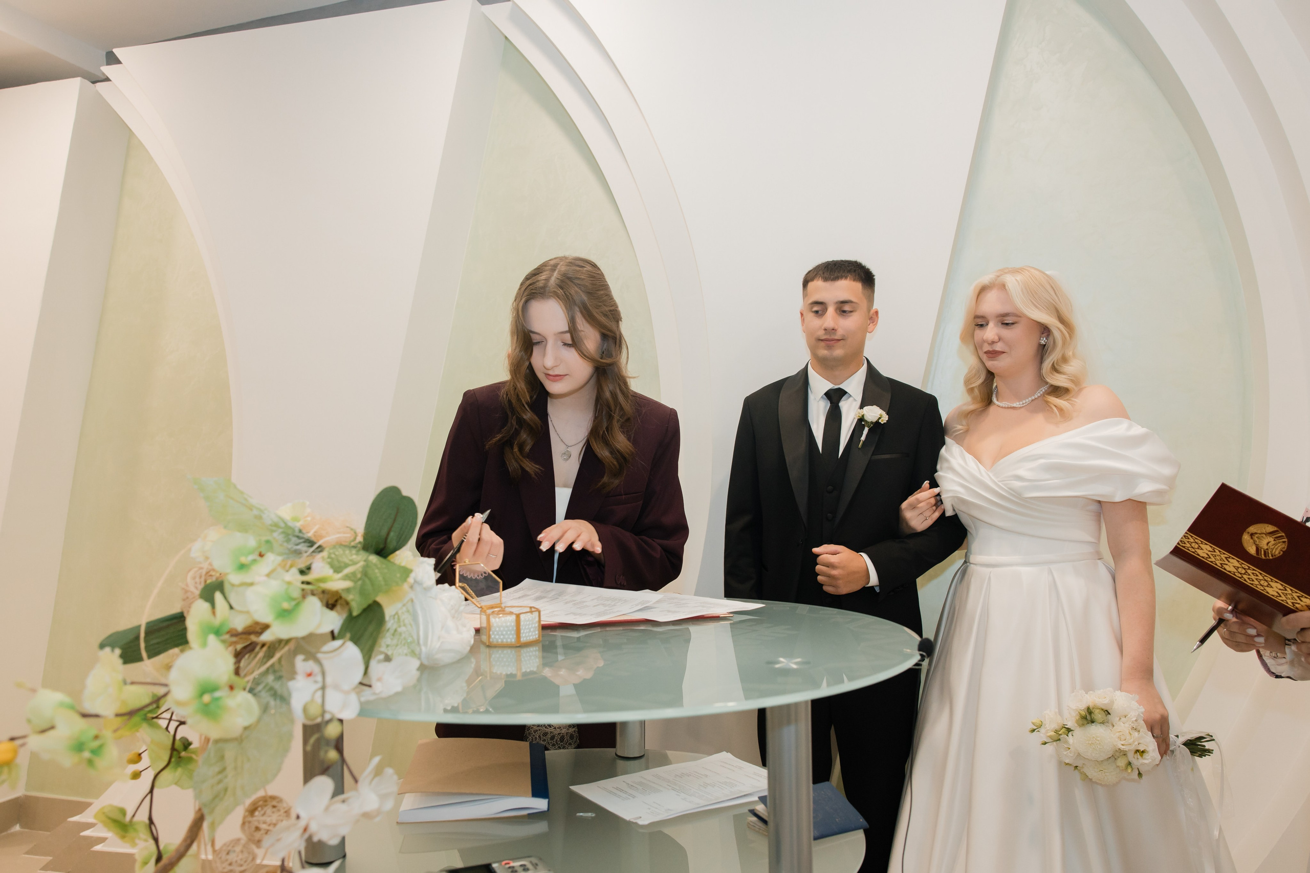 Отдел ЗАГС Администрации Первомайского района. Видеосъемка и фотосъемка свадеб. Фотограф и оператор на свадьбу. Видеосъемка подкастов, собственная видео-фотостудии. Предметная фотосъемка