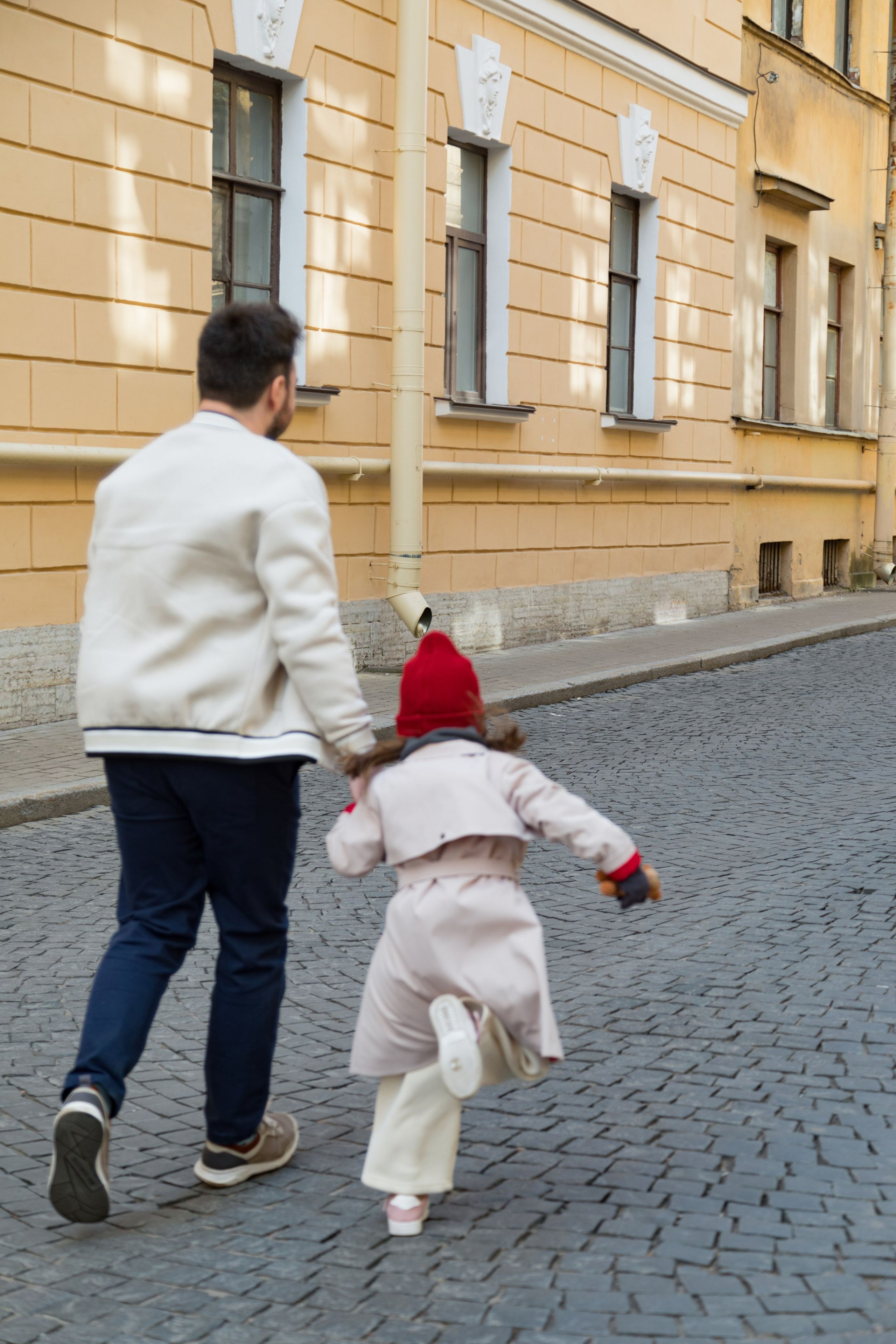 Весенняя фотопрогулка папы и дочки на Васильевском острове. Детский и контент фотограф Надя Волкова Санкт-Петербург