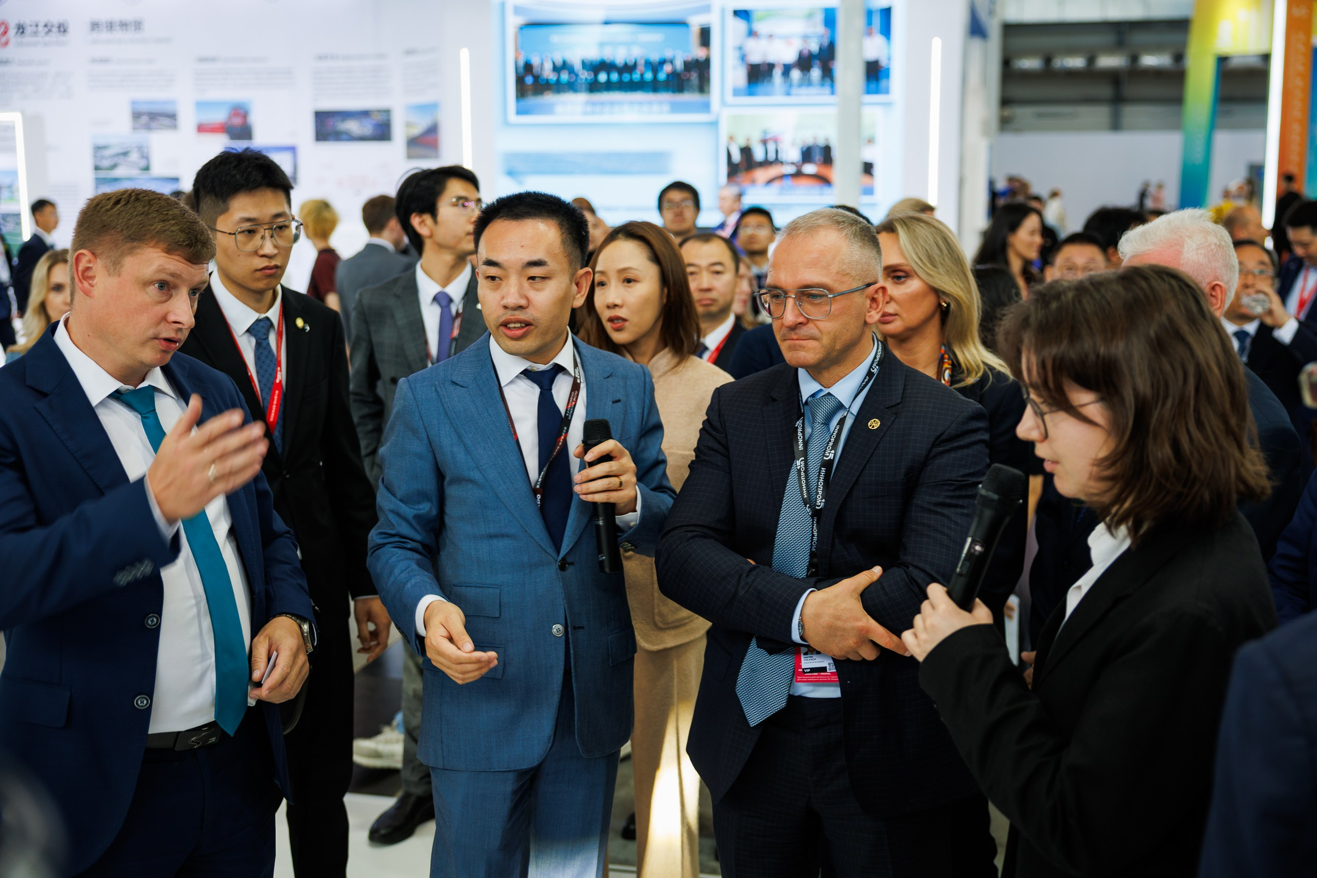 Центральная аллея выставки 100+ Technobuild с посетителями