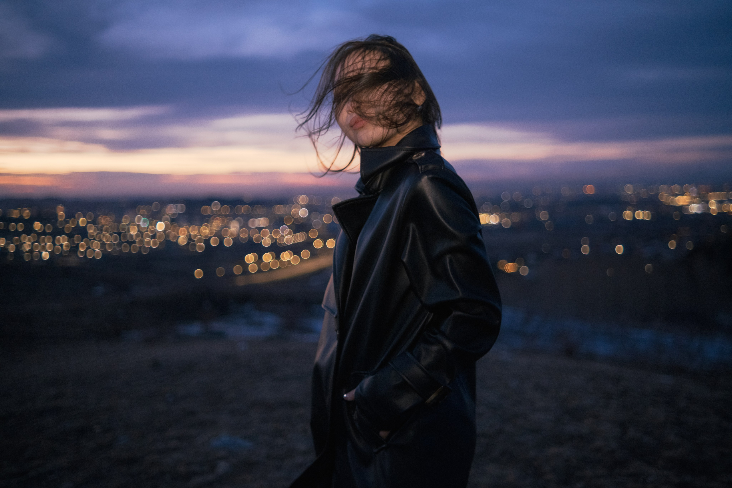 Ветер растрепал волосы Анель. Фотограф Коробова Екатерина