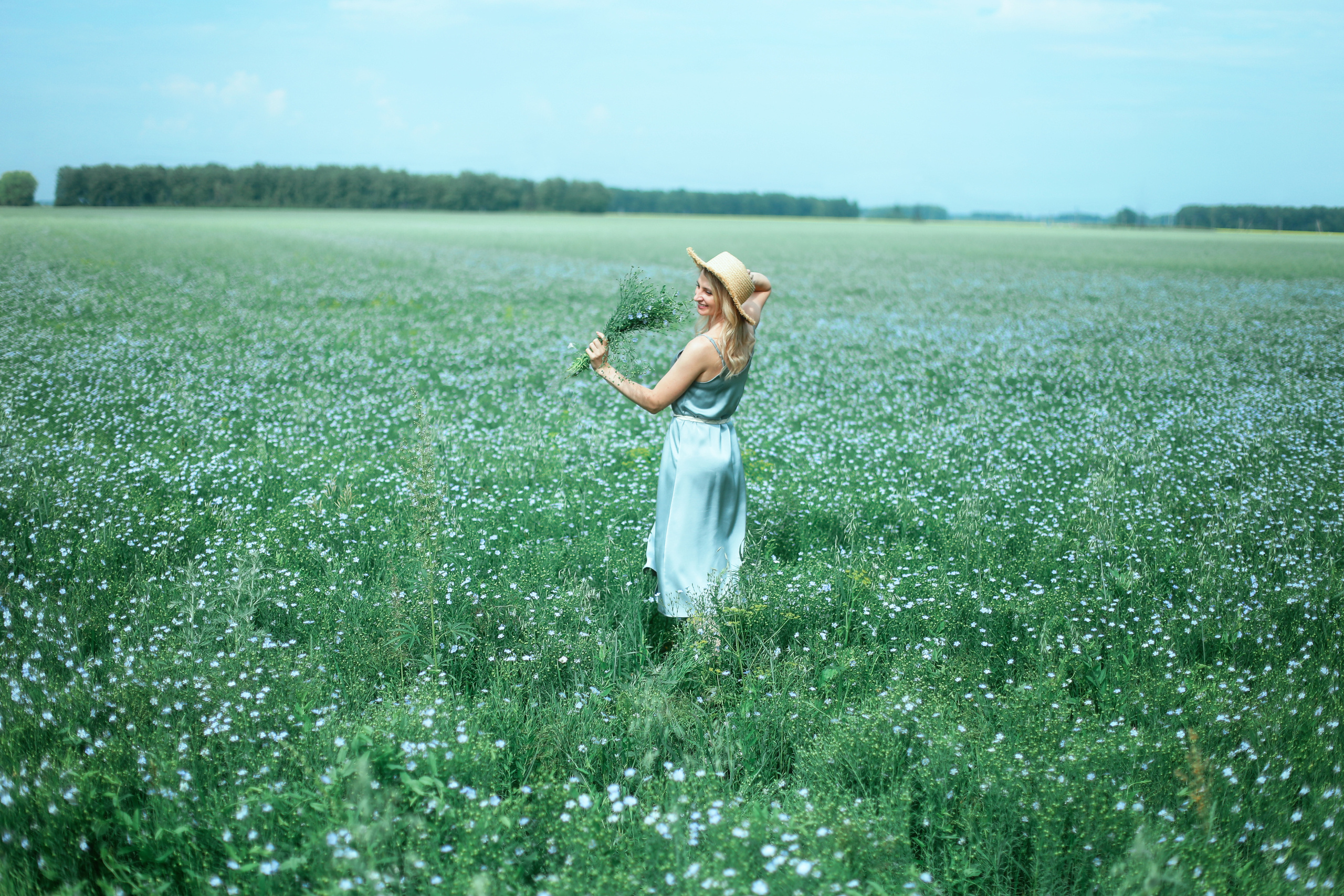 Летняя фотопрогулка в цветущем голубыми цветочками льне, для девушки.