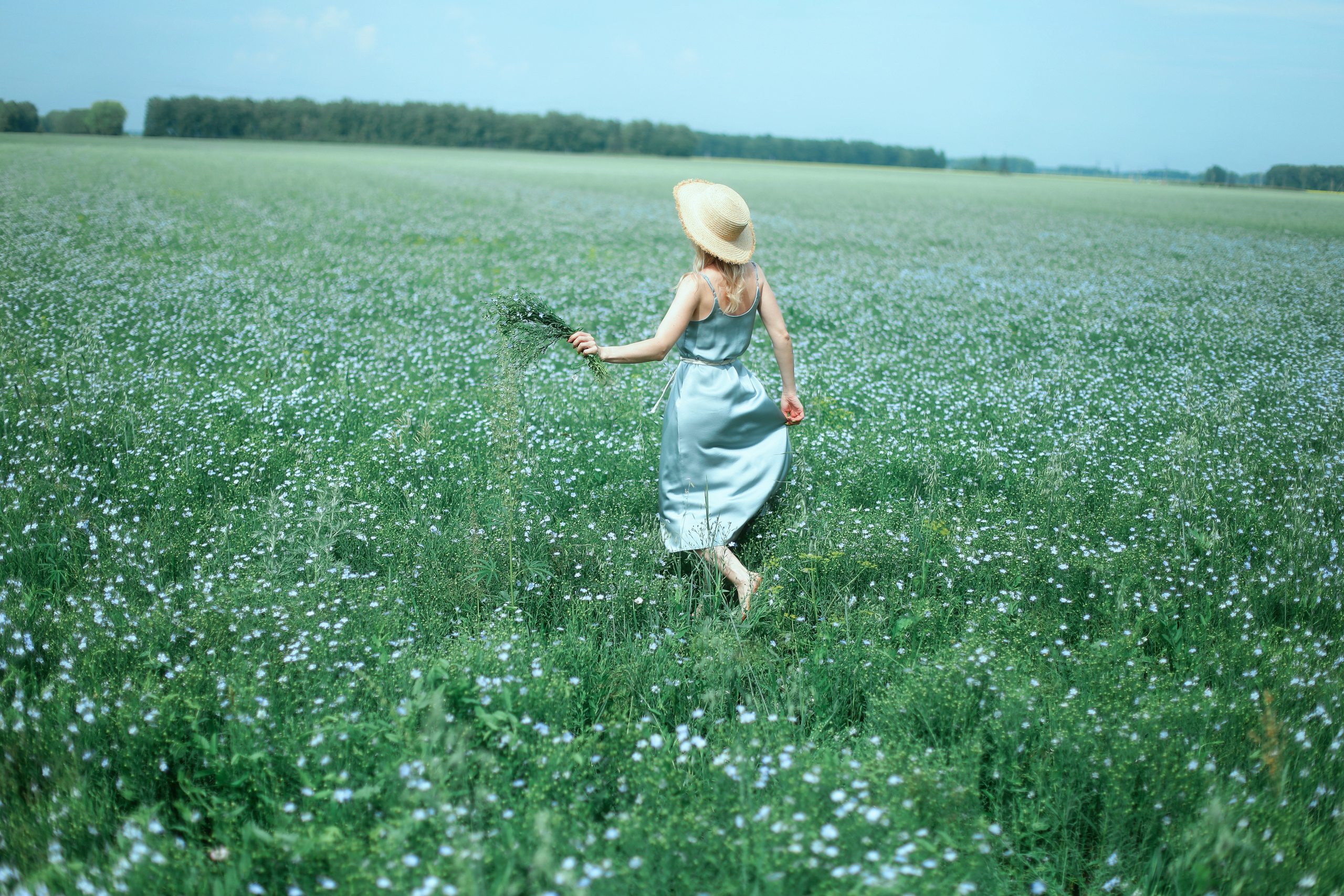 Она бегала босыми ногами по цветущему полю в соломенной шляпе, с маленьким букетом в руках.