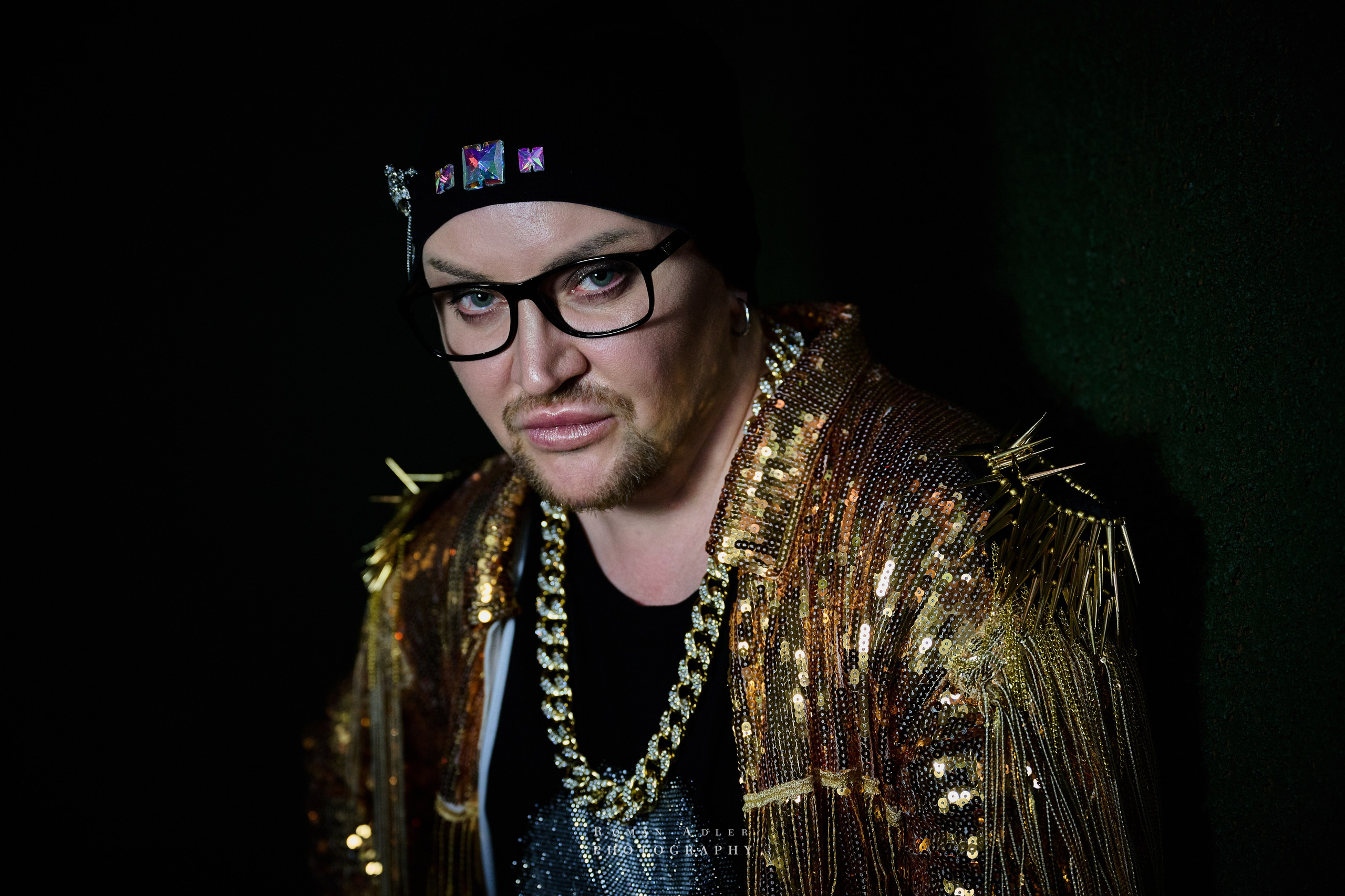 Шоумен Женя Цой. Фотограф Роман Адлер