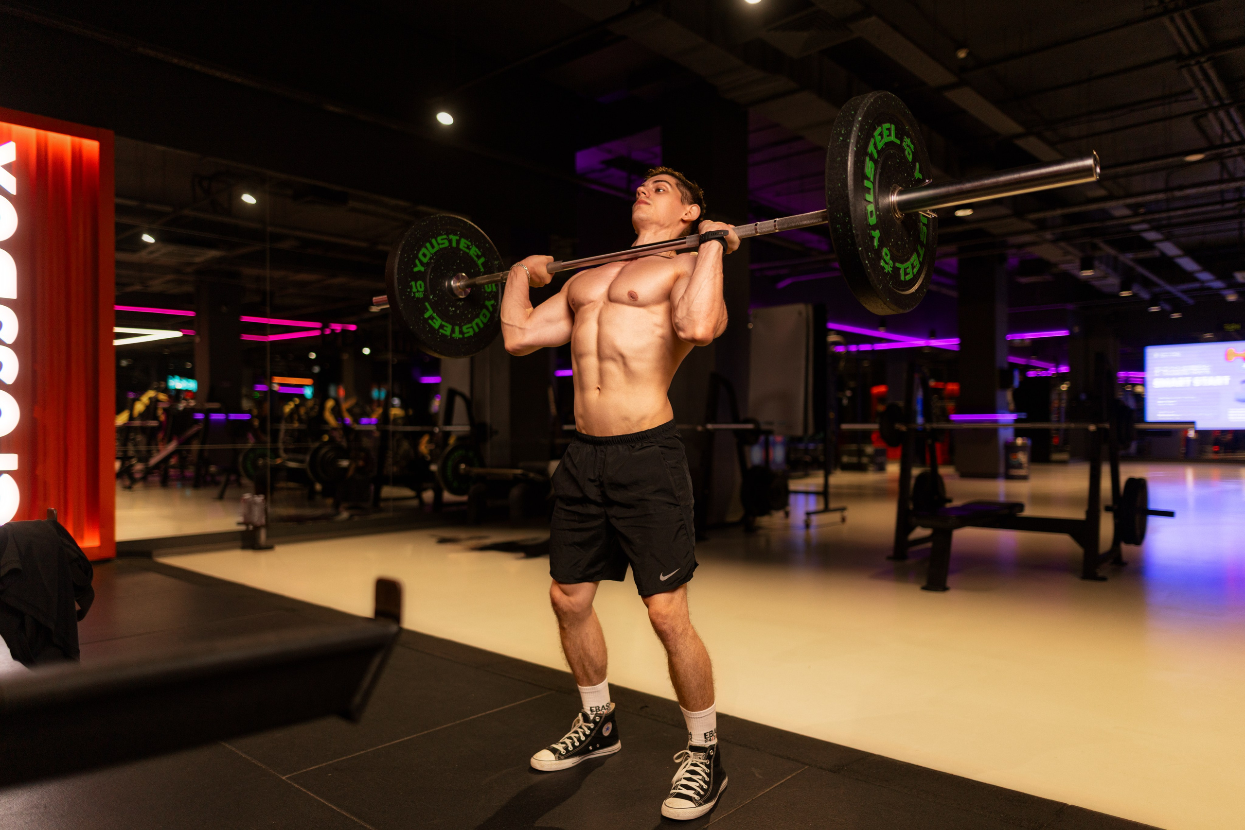 Фотосет в Владом в тренажерном зале для контента. Дмитрий Шульгин, портретный фотограф в Воронеже