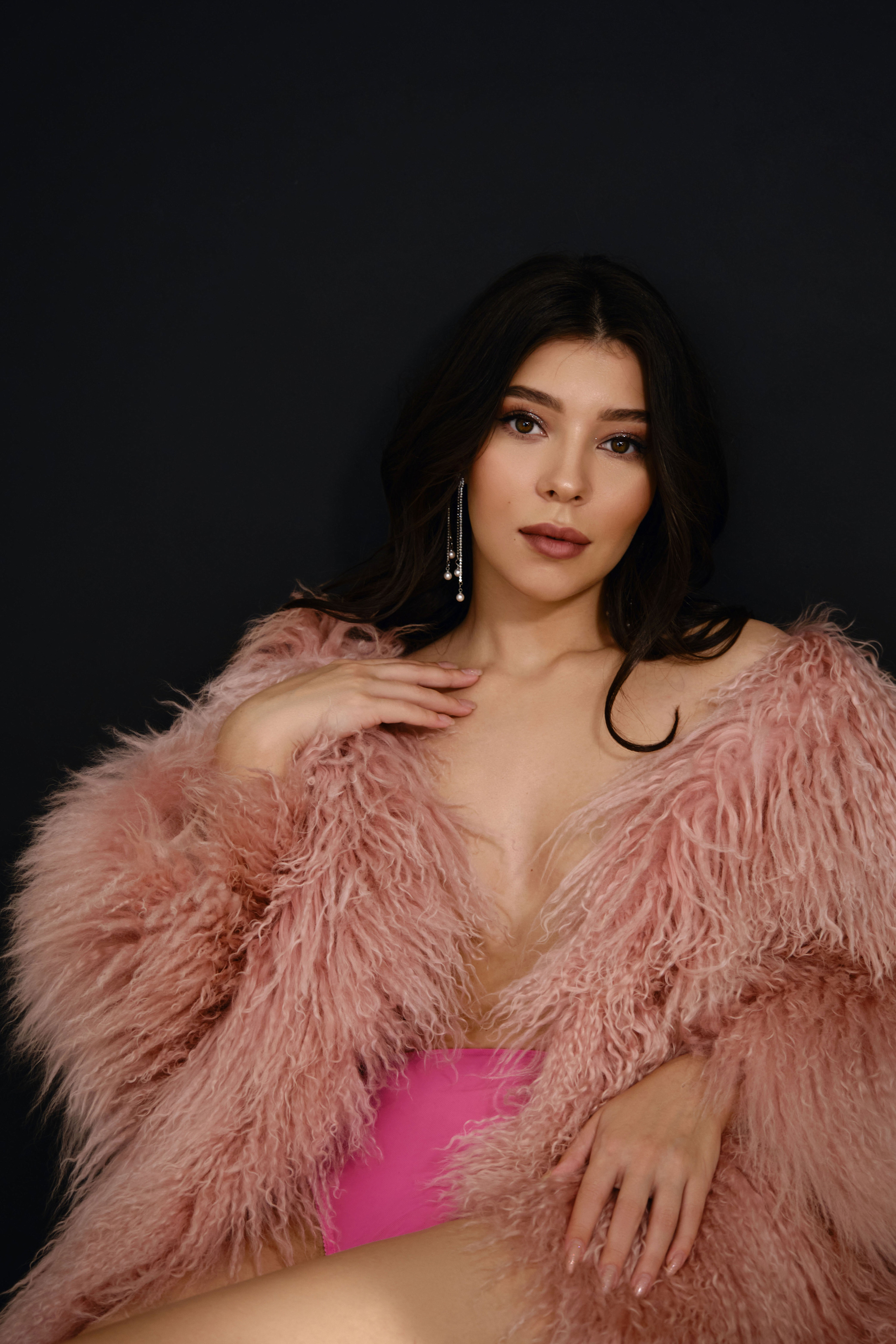 фотография девушки в розовой шубе