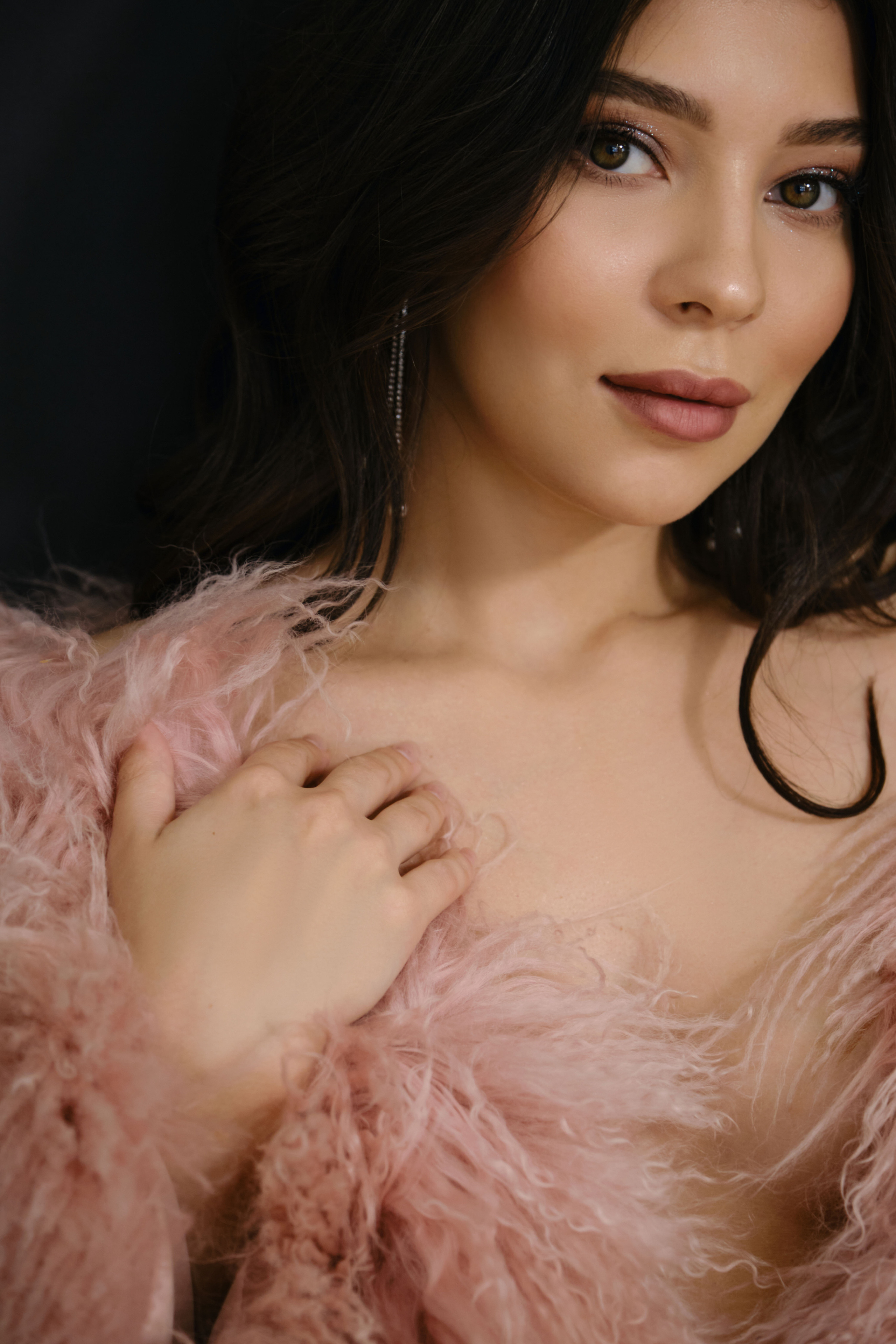 женский портрет в розовой шубе