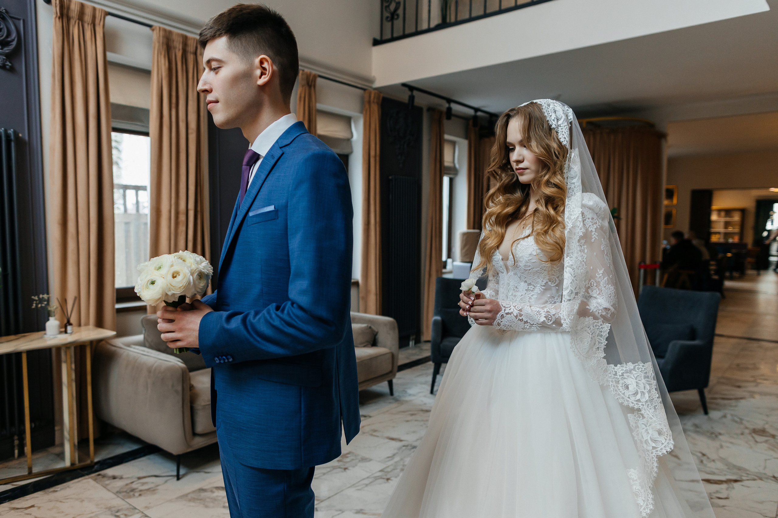 Роскошное утро пары в номере отеля. Олег Сверчков | Свадебный фотограф Вологда