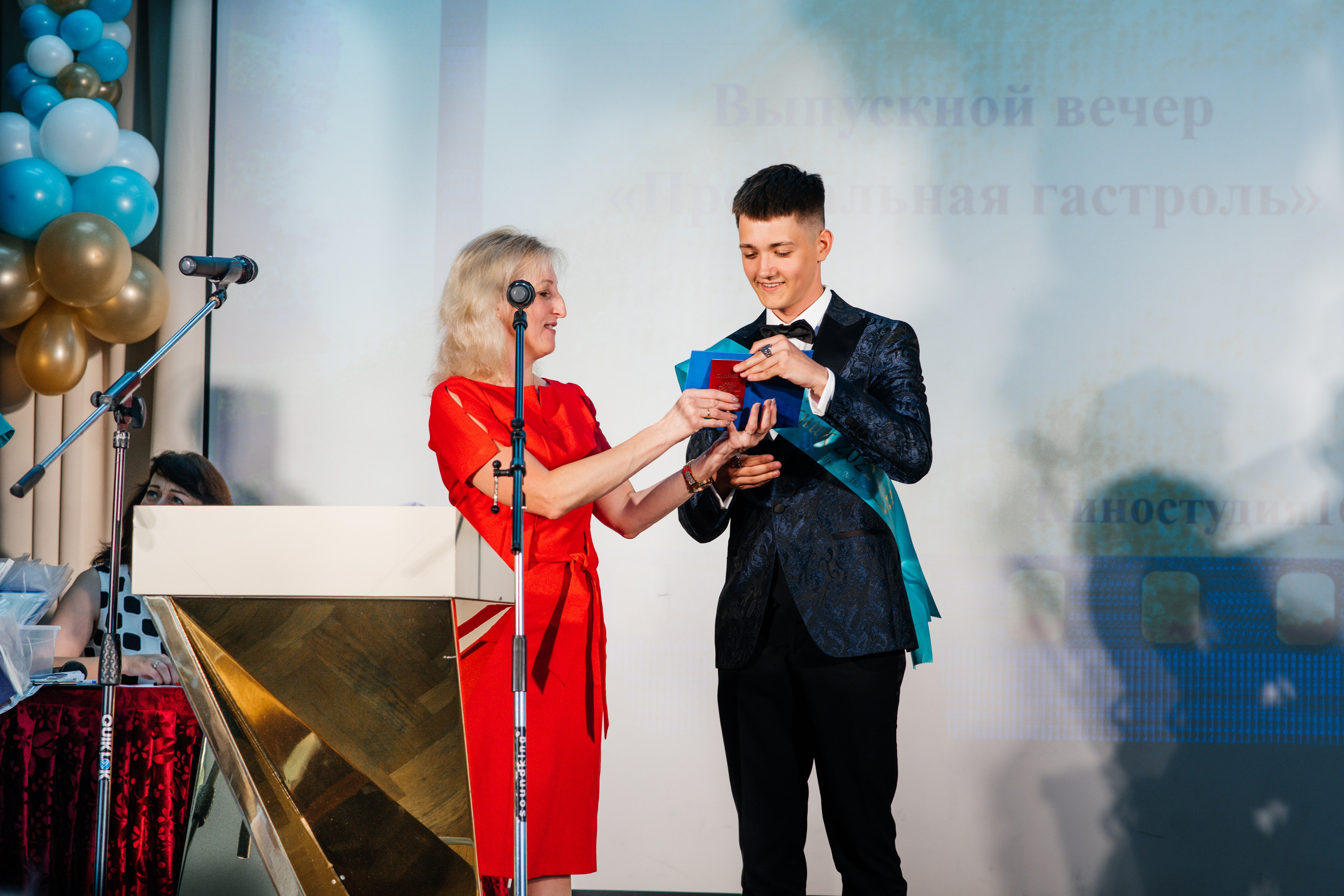 Вручение аттестатов. Выпускные альбомы в Подольске Москве и МО