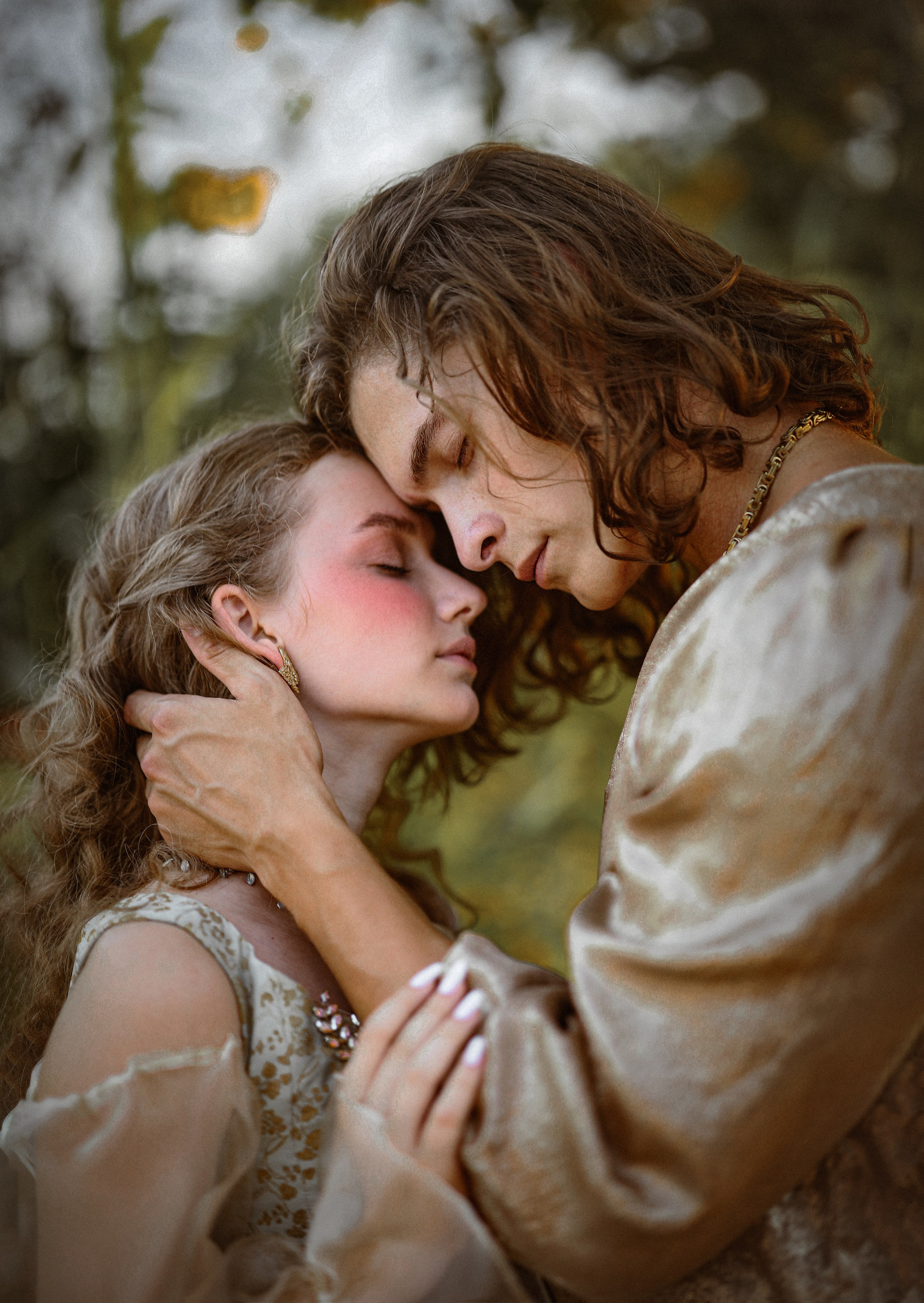 Фотосессия пары в воде на озере лотосов в Абхазии.