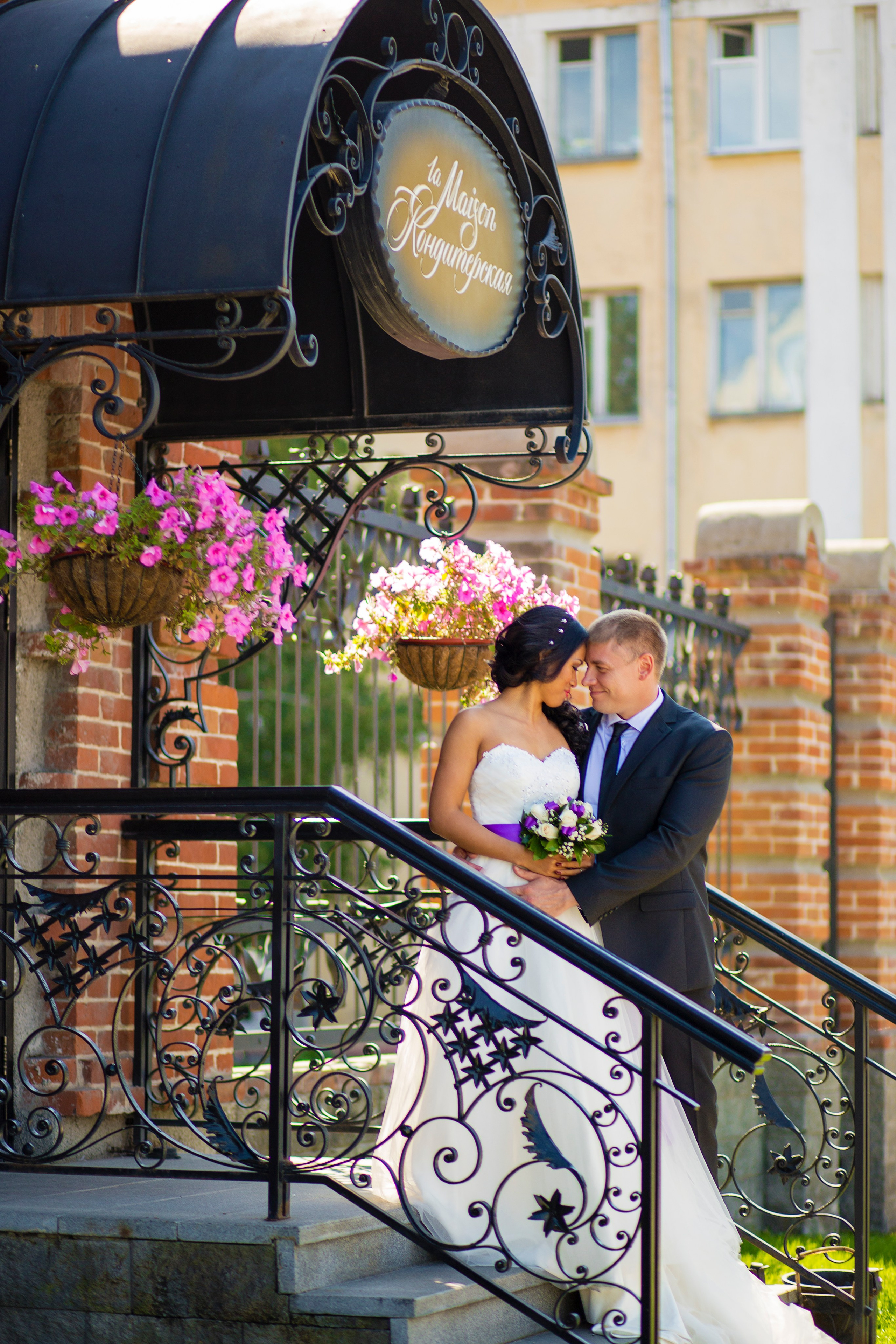 нежность и свадебный поцелуй