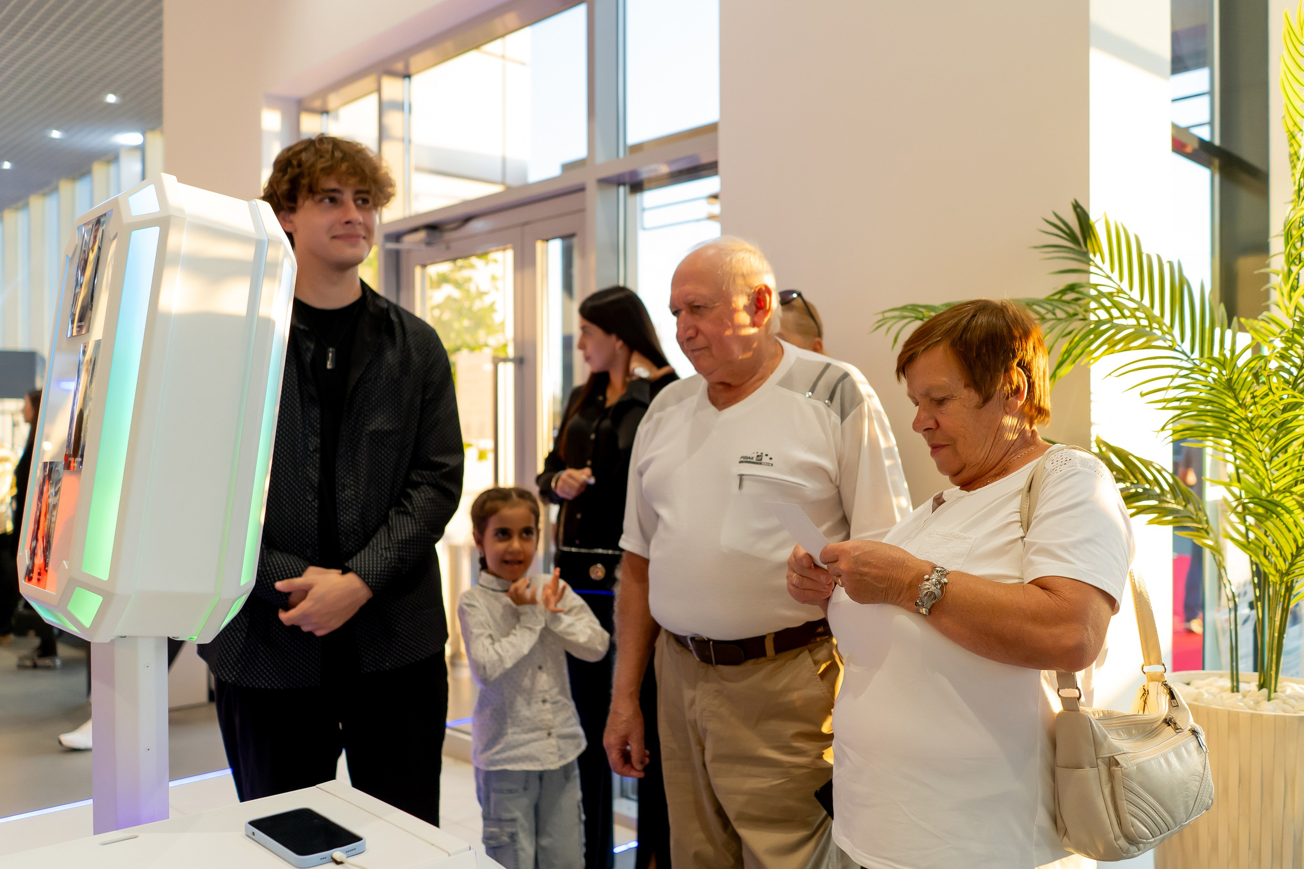 Фотостойка с нейросетью. Инсталаб Краснодар фото и видео интерактивы на ваше мероприятие