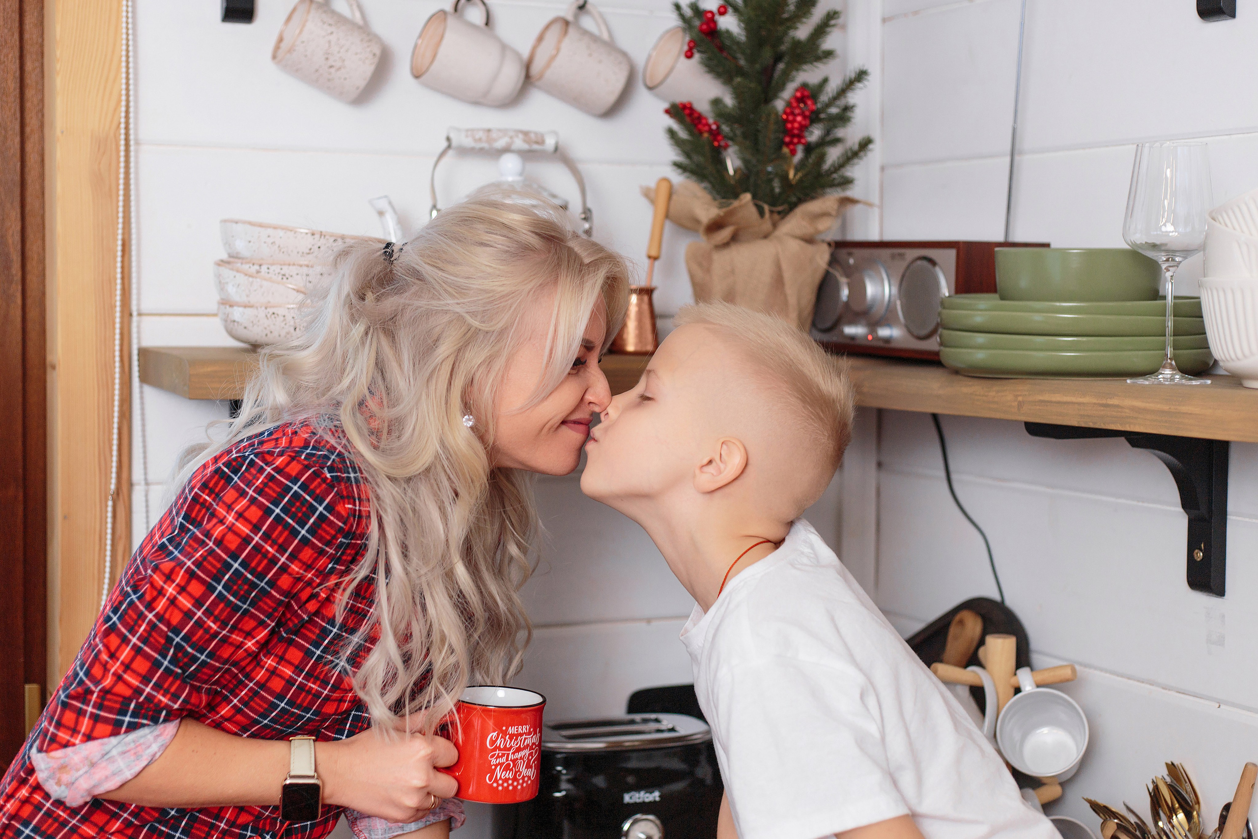 Новогодняя фотография мамы и сына на кухне