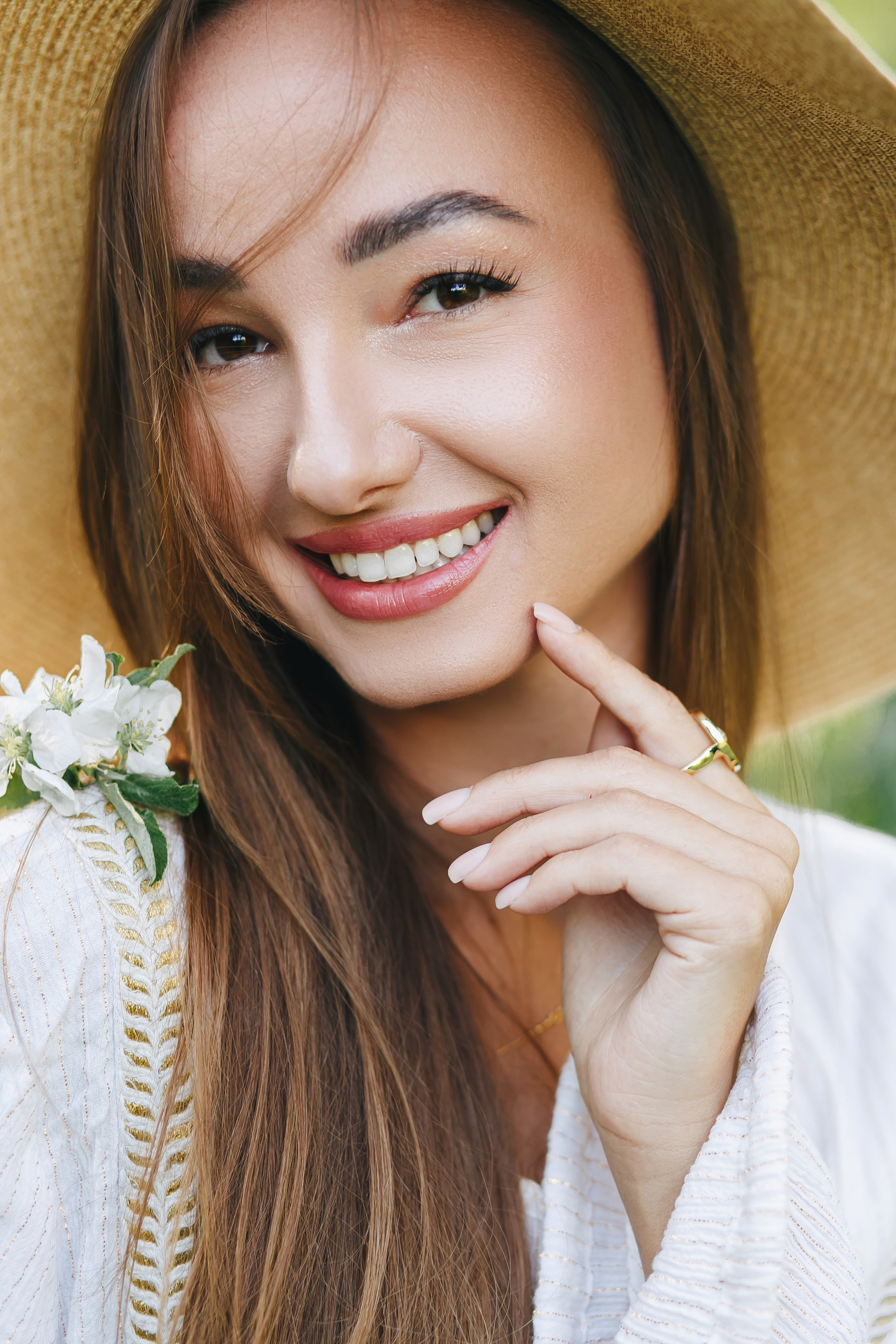 Портретная фотосессия красивой девушки в цветущем яблоневом саду. Свадебный и портретный фотограф в Липецке, Ельце, Воронеже, Москве, Тамбове 