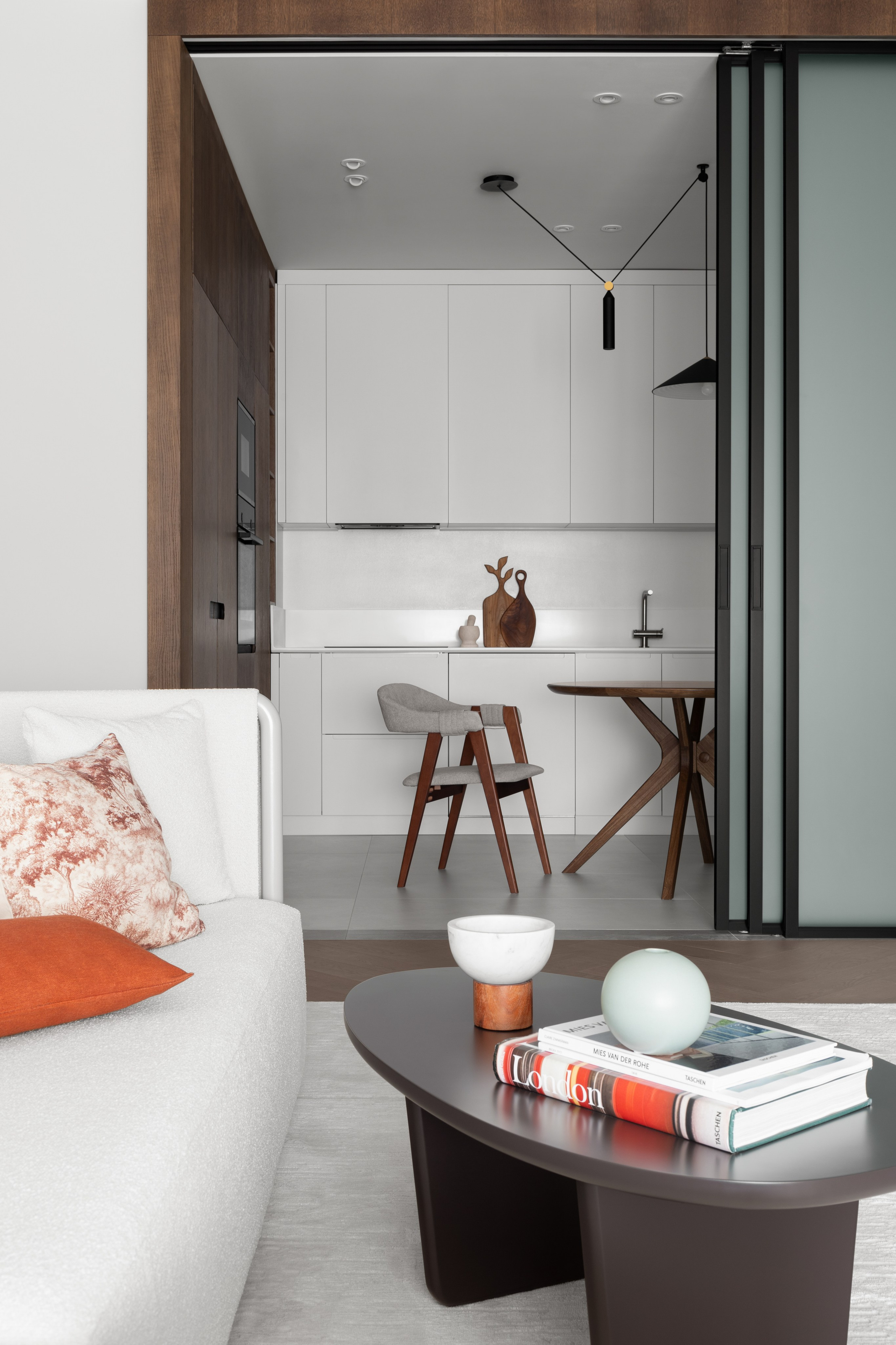 Джапанди стайл квартира, фотография кухня совмещённой с гостиной.