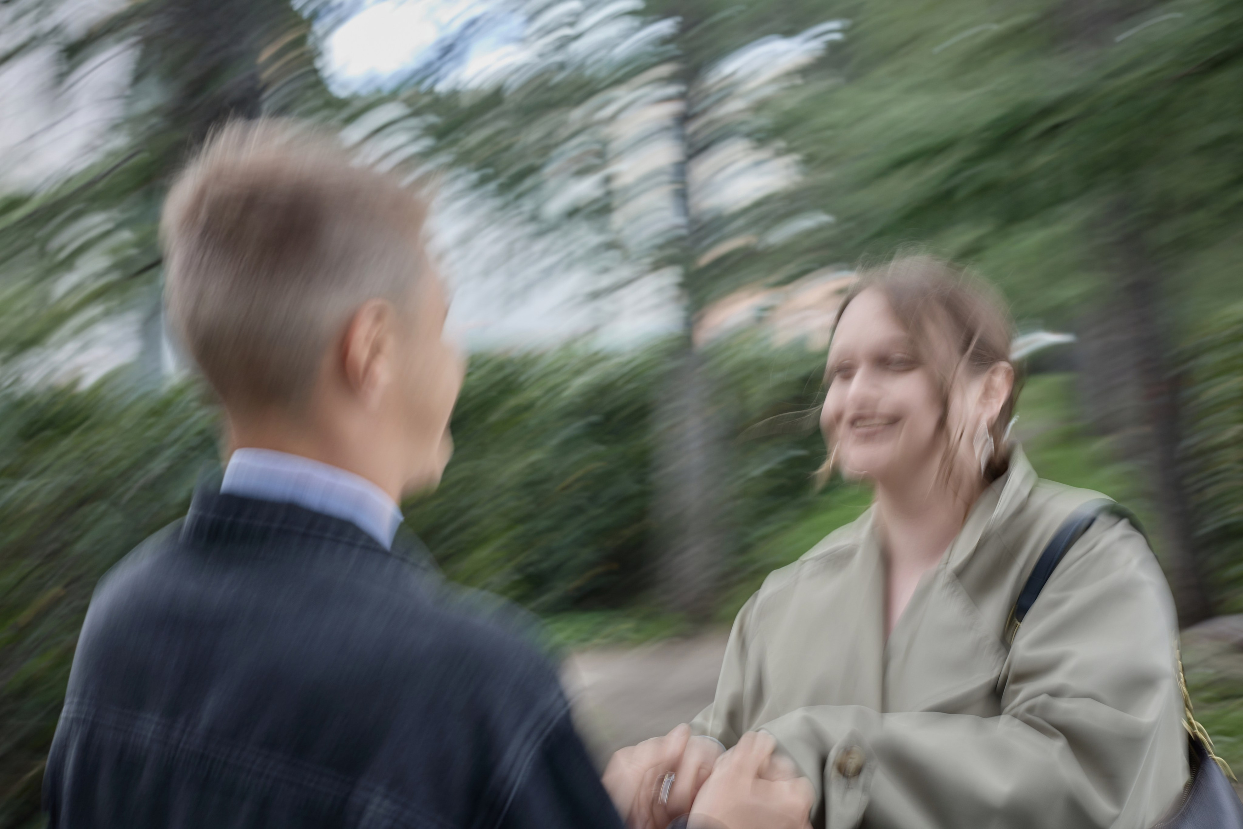 пара в движении и смехе в Екатеринбурге