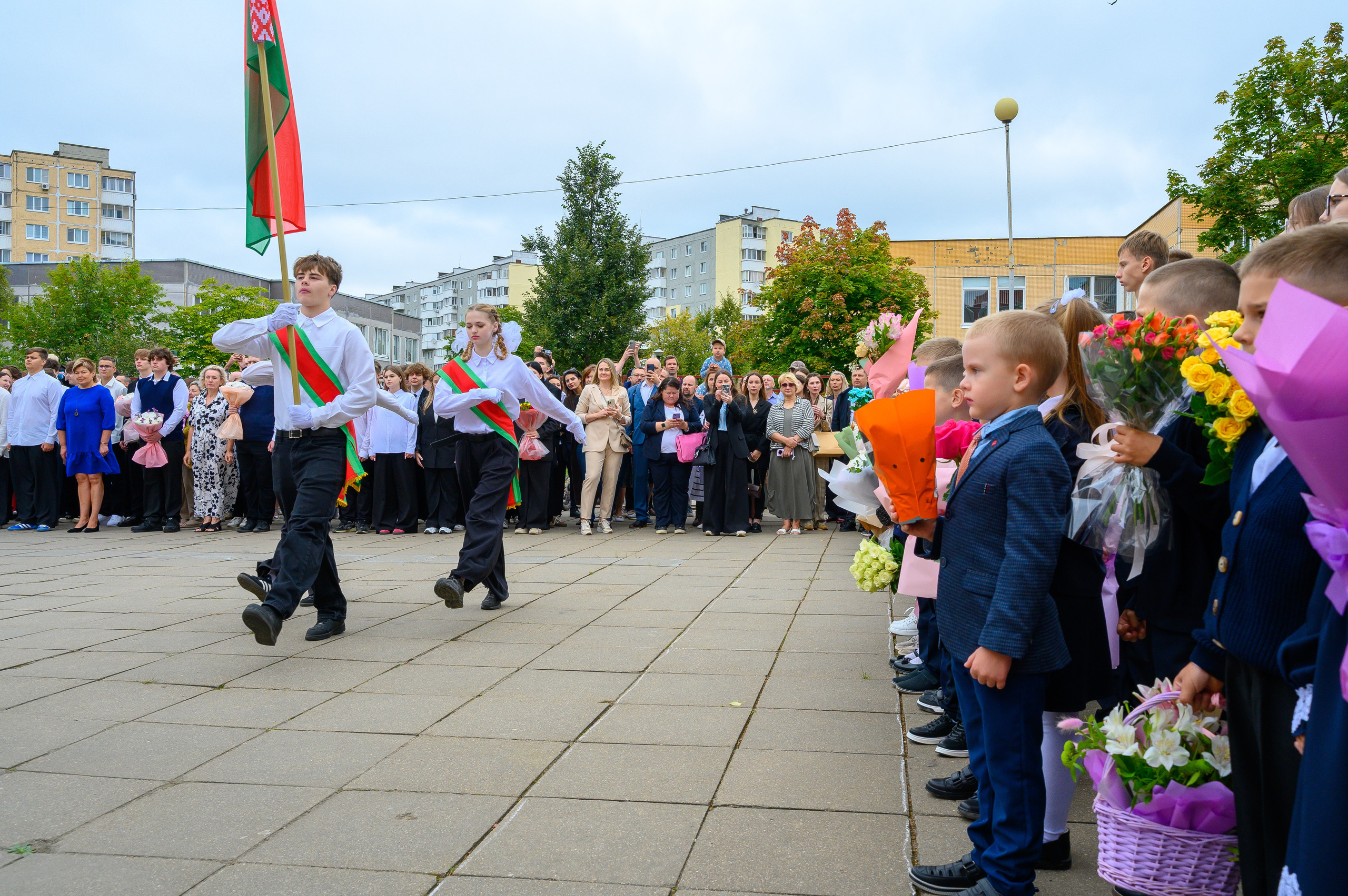 Вот звучит первый звонок, перед этим долгое приготовление к новому этапу в жизни, Яромир идет в школу. Фотоуслуги, услуги фотографа, фотографирование важных событий