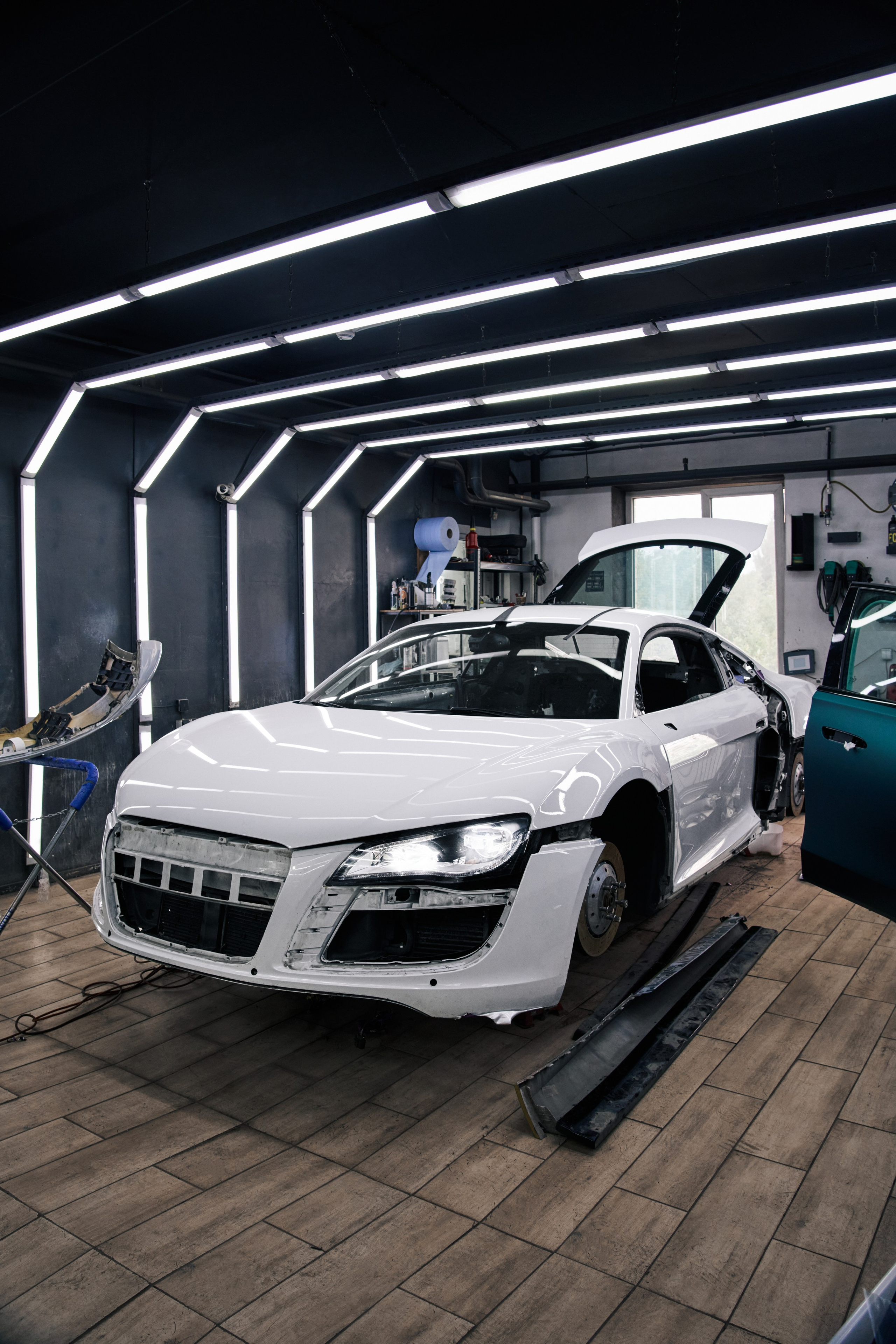 Суперкар Audi R8 в боксе детейлинг центра, профессиональный автофотограф GLAR Production