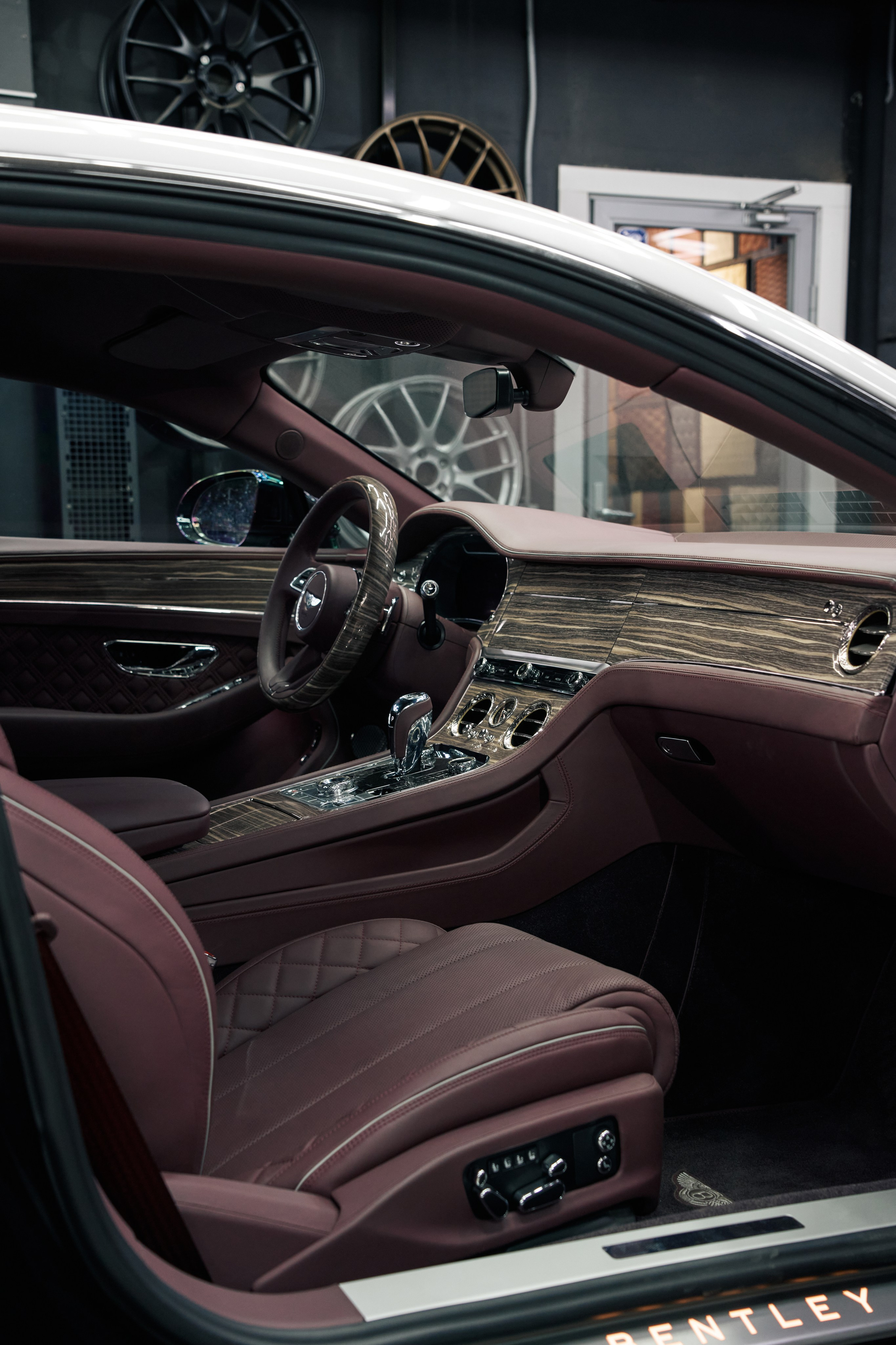 Интерьер и кожаный салон премиального Bentley, автомобильная съемка от GLAR Production