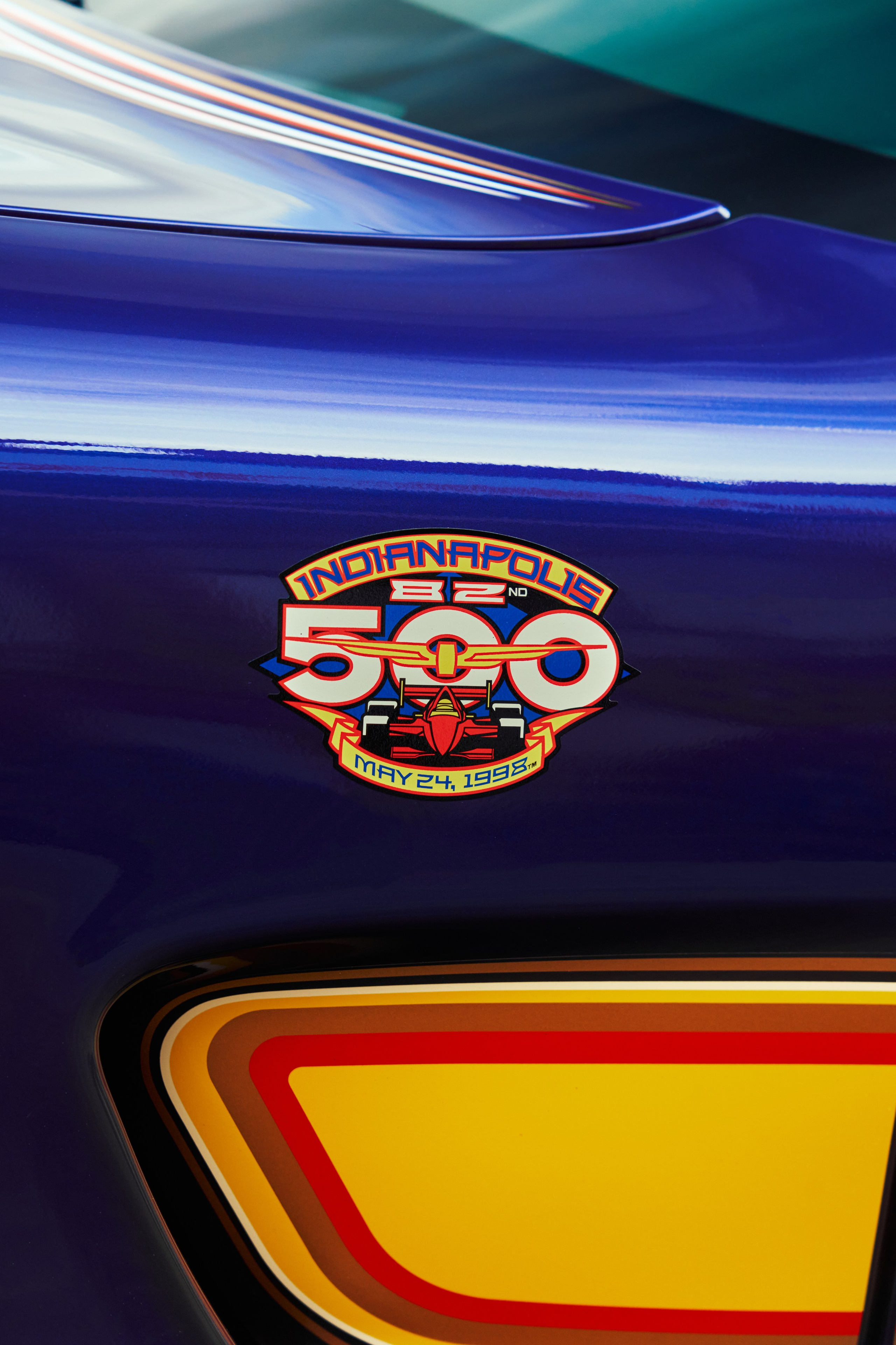 Эмблема Indianapolis 500 на кузове фиолетового купе Chevrolet Corvette C5 1998 года фото GLAR Production