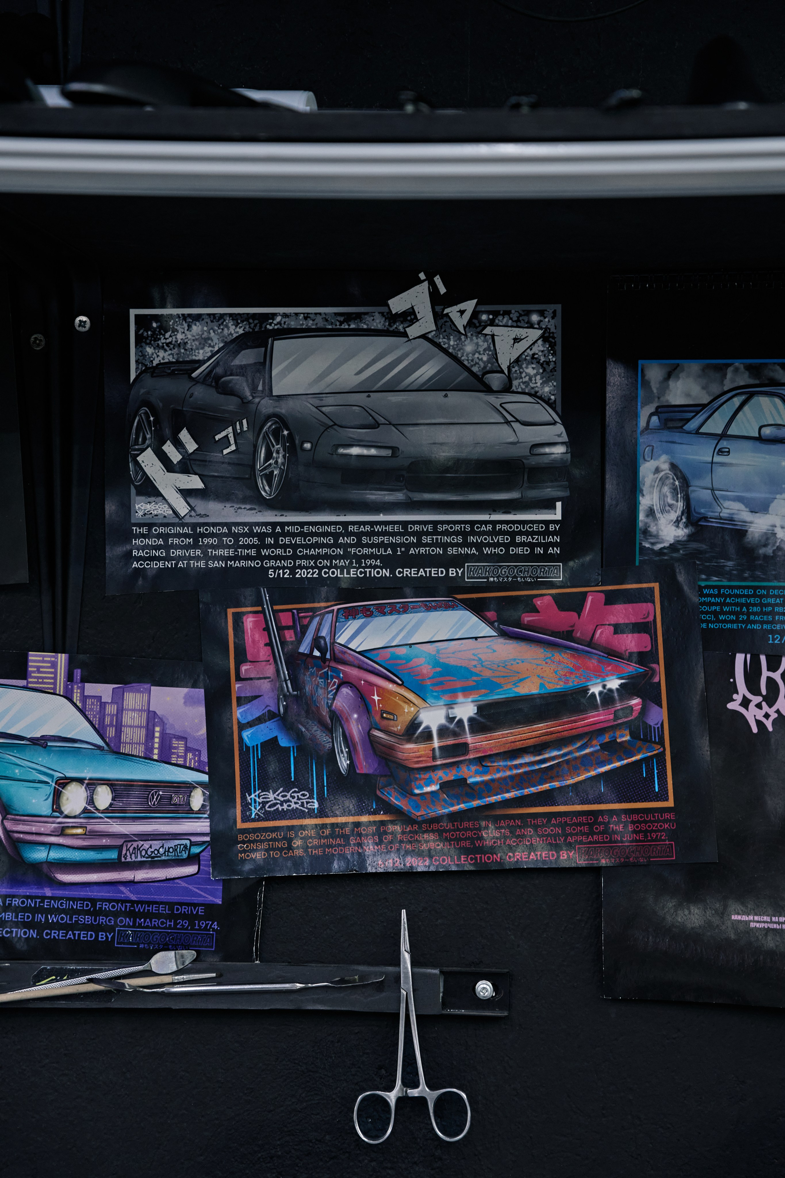 Автомобильные плакаты в стиле JDM и аниме на рабочем месте в тюнинг ателье, фотограф GLAR Production Москва
