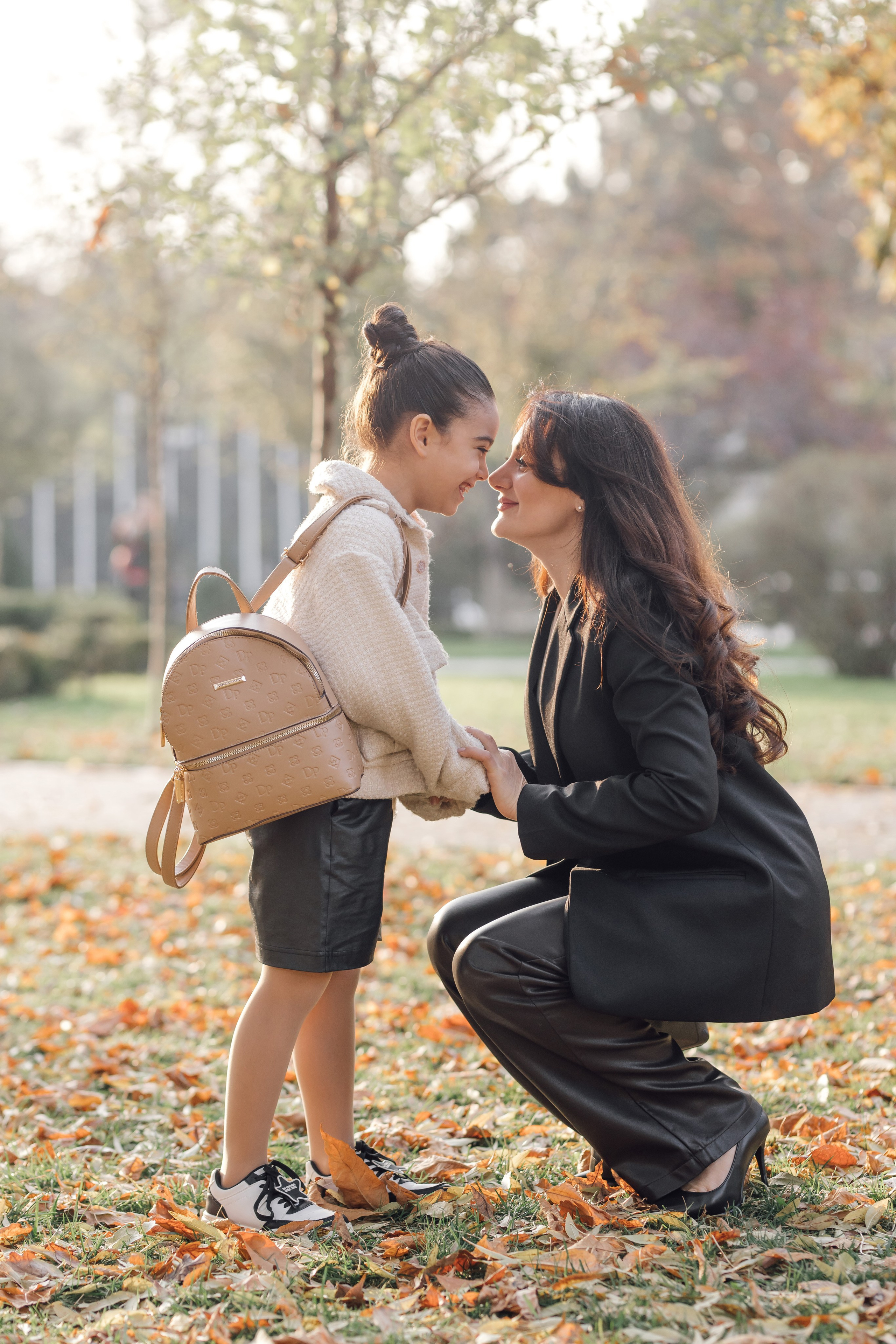 Мама и дочь, осенняя городская прогулка. Фотохудожник Наталия Кирсанова