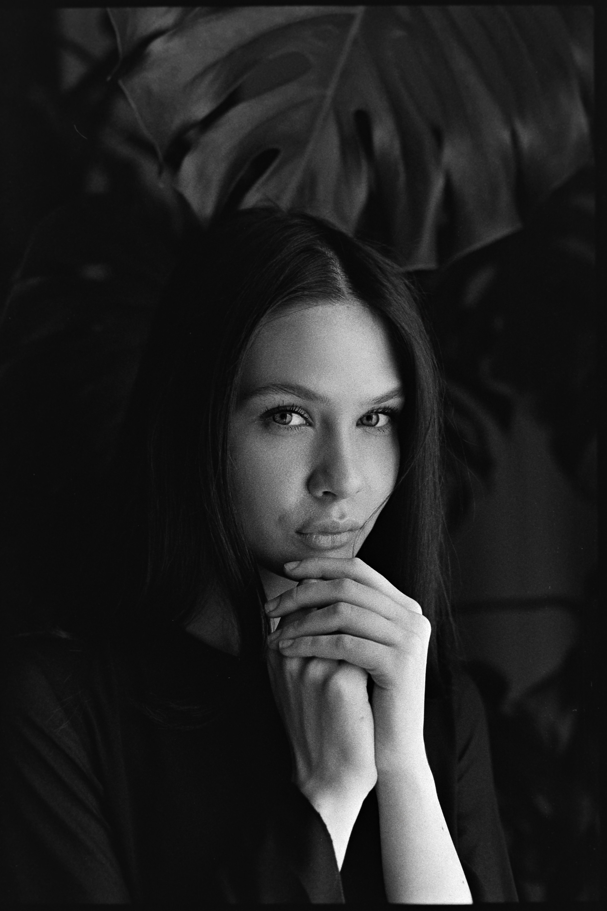 Студийная фотосессия с естественным светом на черно-белую пленку