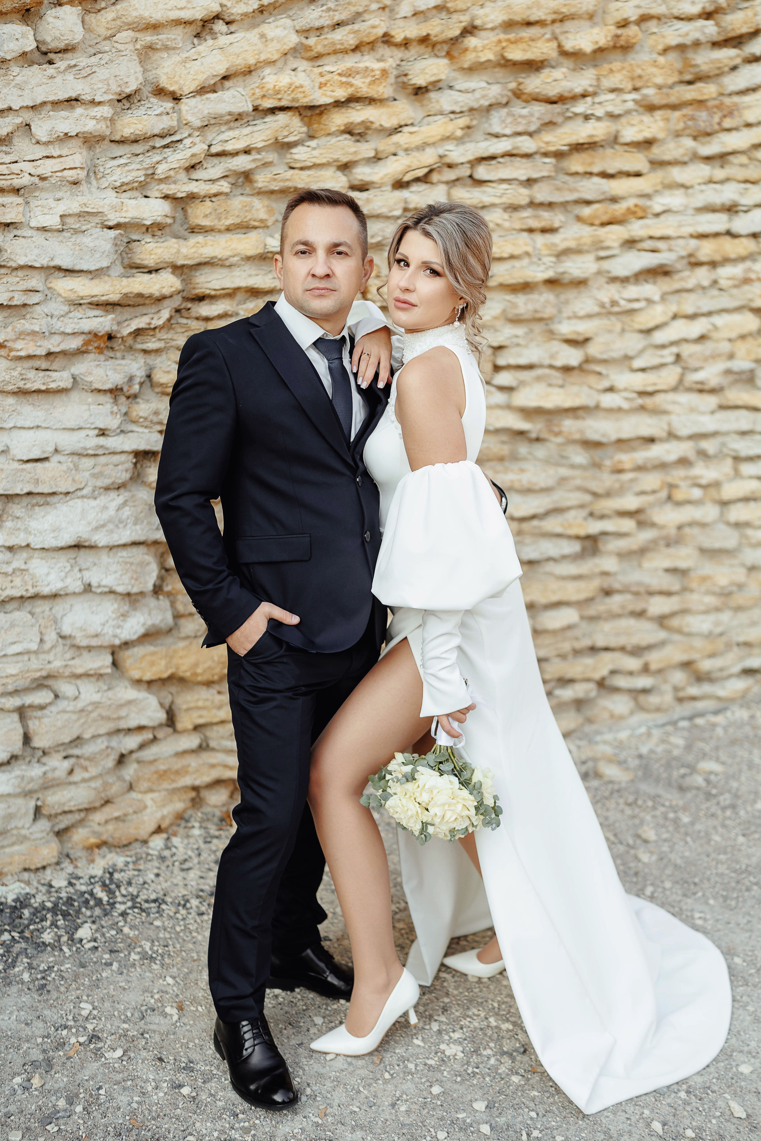 Жених и невеста фотографируются в гроте замка Ольденбургских в Воронеже