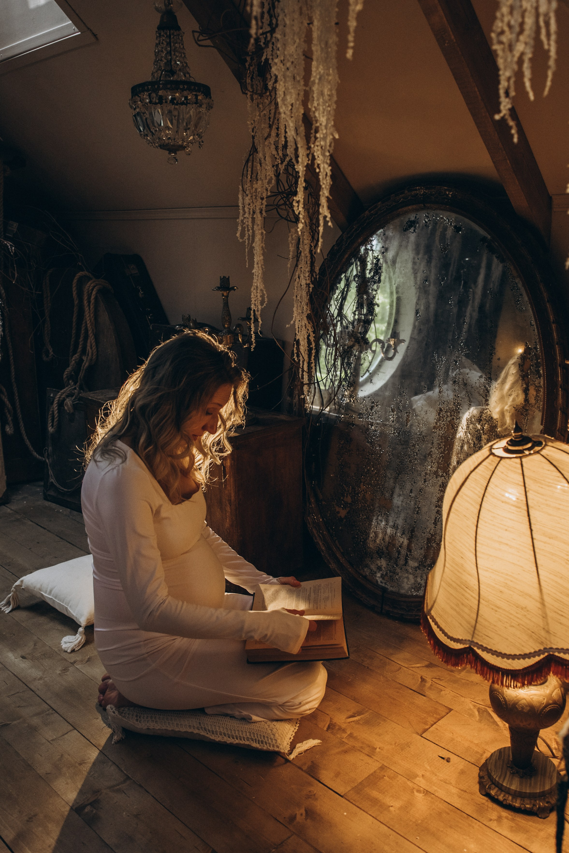 На заброшенном чердаке. Гаврилова Настя семейный фотограф lifestyle в Москве