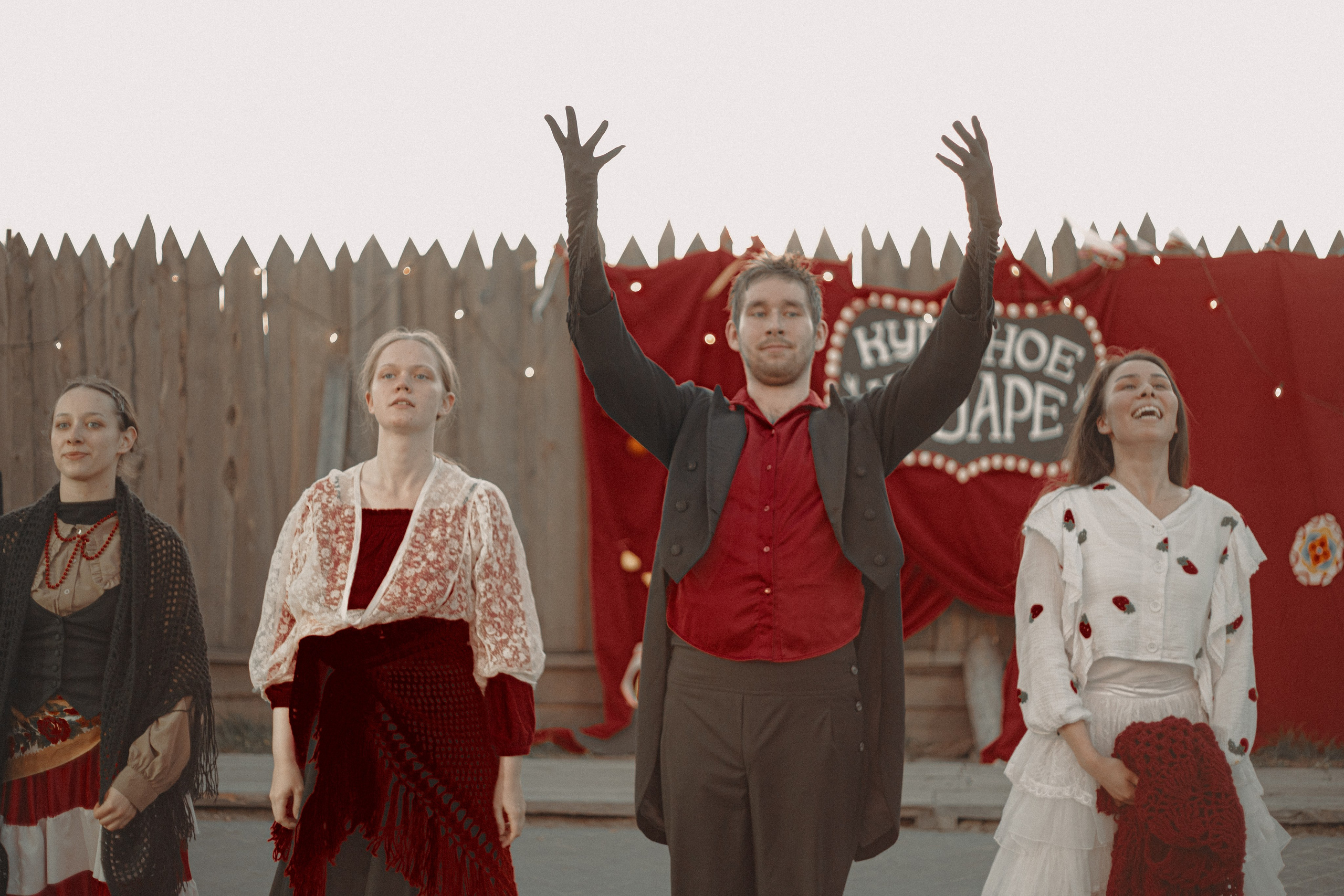 Спектакль «Куриное кабаре» от Свободного молодежного театра | Тобольск. Арт-фотограф Крис Л. в Тобольске: портрет, семейные, свадьбы