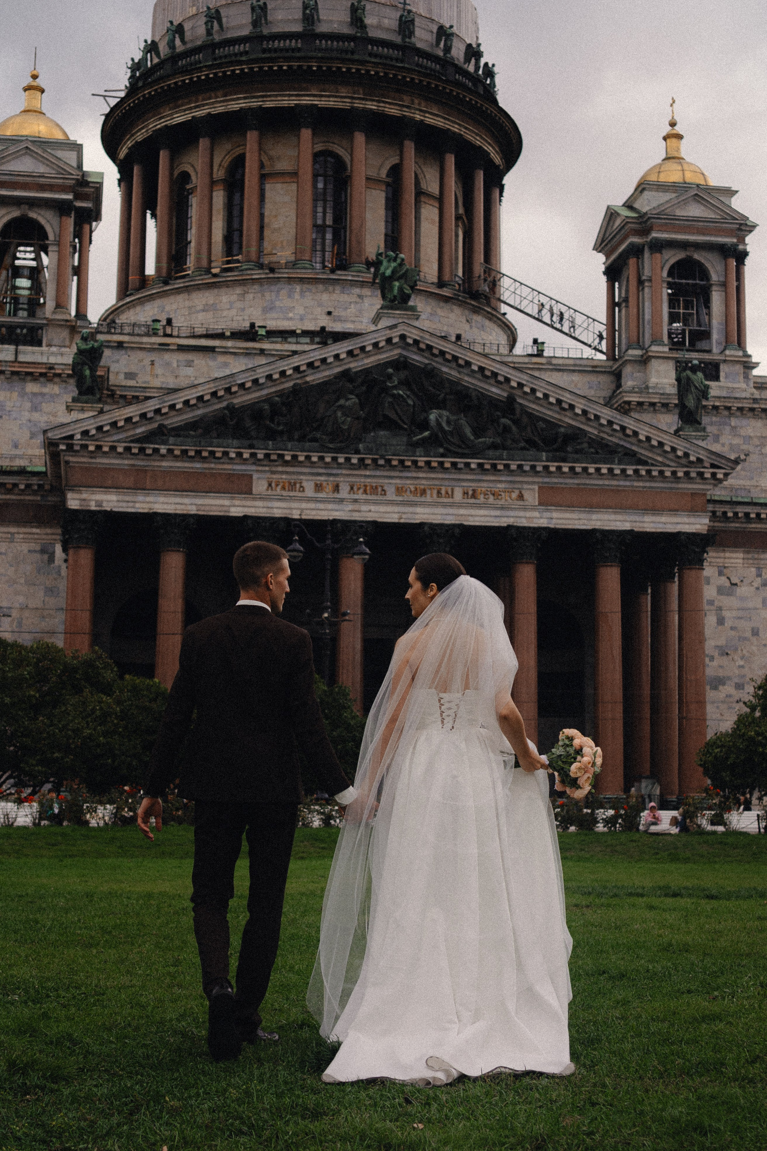 СВАДЕБНАЯ ПРОГУЛКА В САНТК-ПЕТЕРБУРГЕ (ИСАКИЕВСКИЙ СОБОР, ЗИМНЯЯ КАНАВКА, ЭРМИТАЖ И БОЛЬШАЯ МОРСКАЯ УЛИЦА). Профессиональный фотограф, Санкт-Петербург — Виктория Богомолова