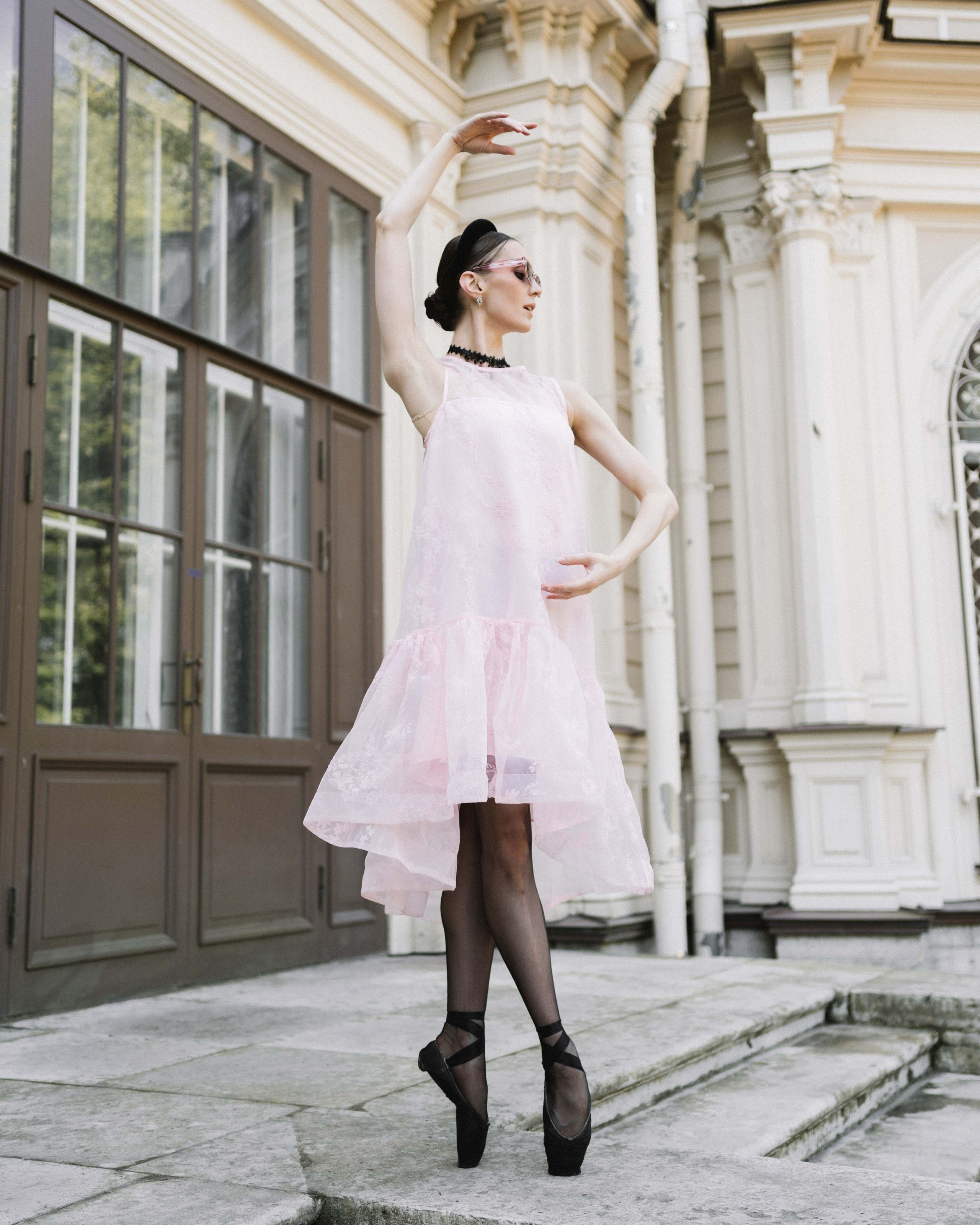 Фотография балерины у усадьбы в розовом платье и очках