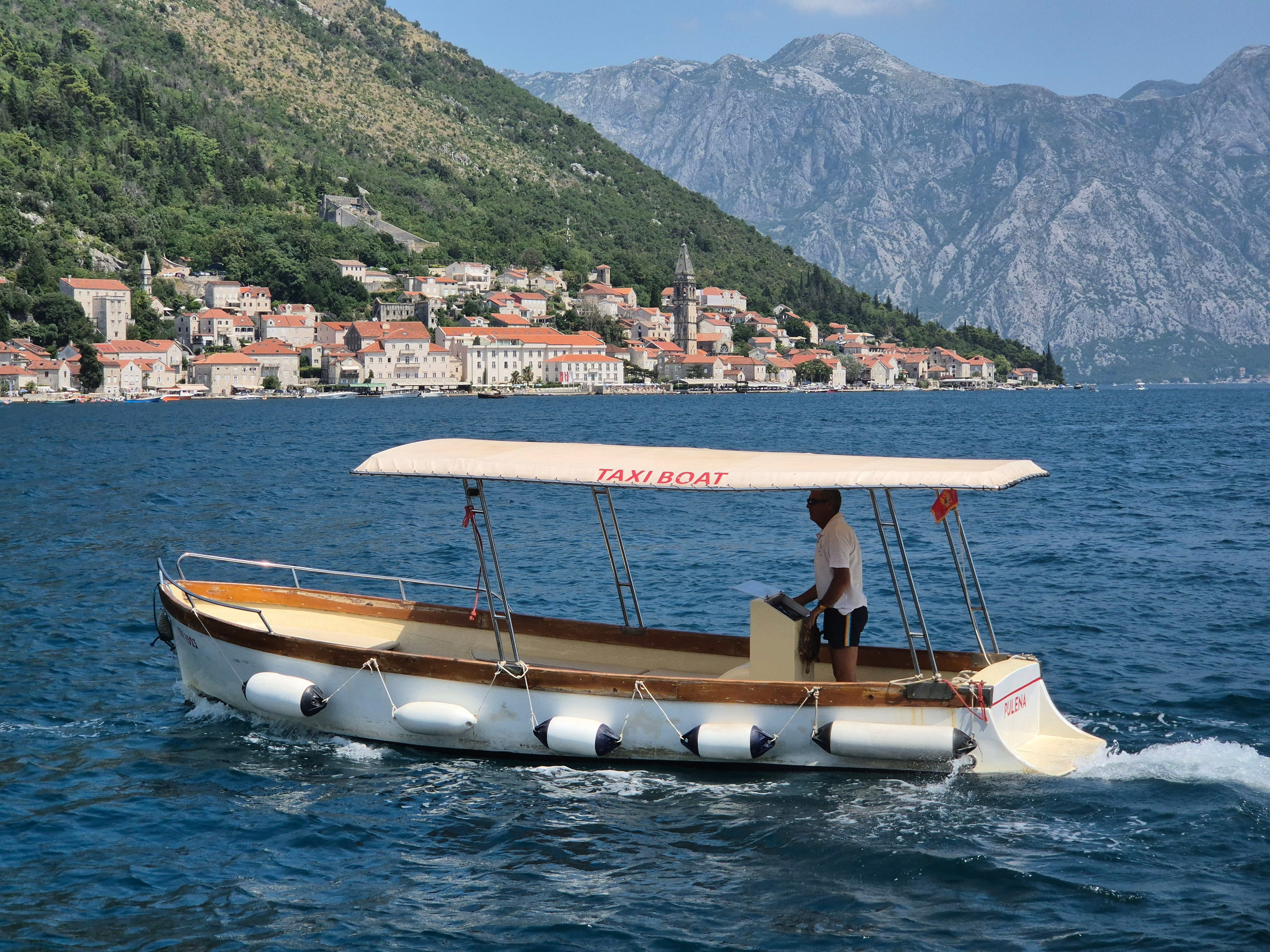 Вокруг островов регулярно проводят соревнования. X-waters не исключение, заплыв из города Рисан, 7 км. Жду открытия регистрации на 2025 г.