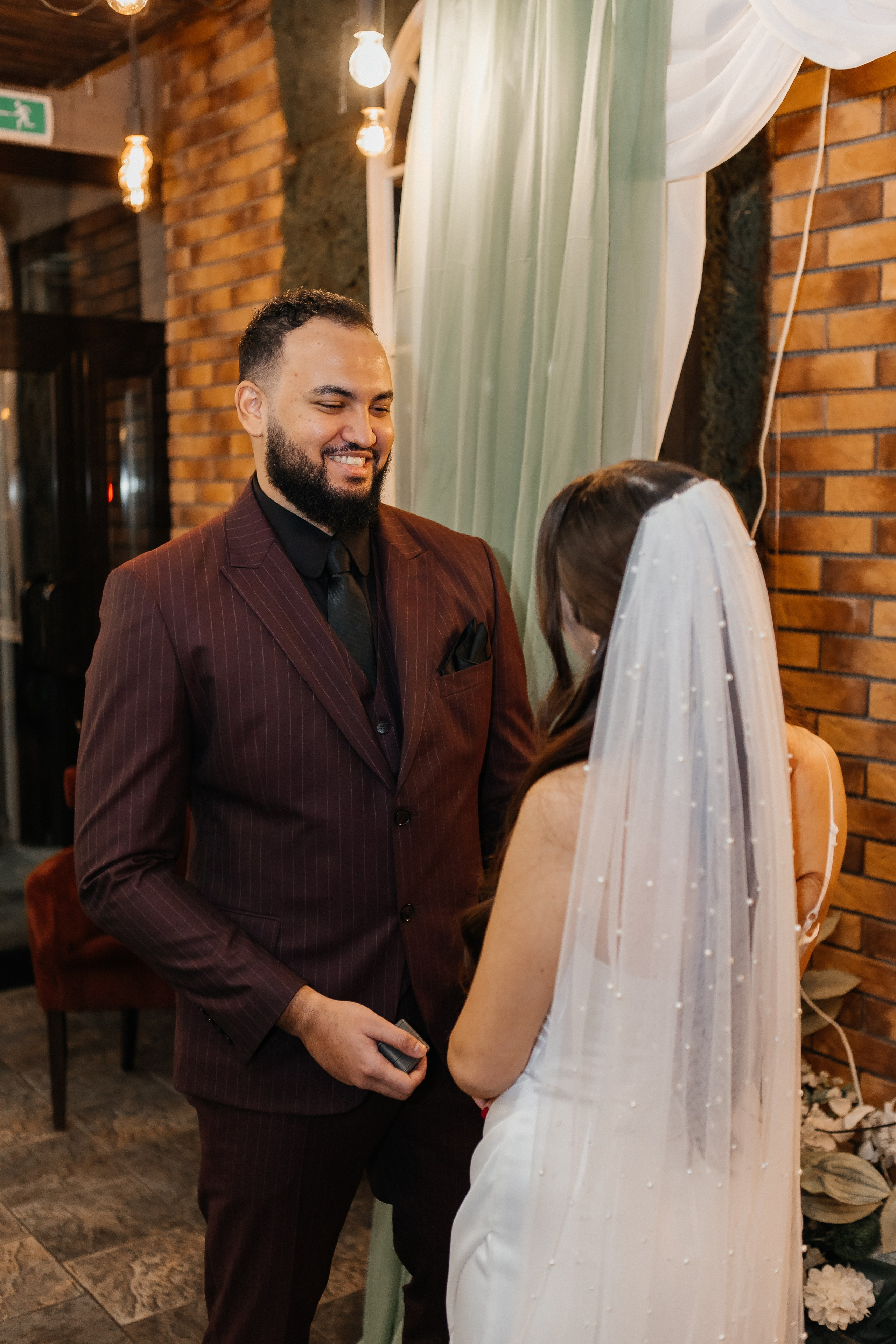 Фотосессия выездной регистрации в ресторане. Свадебный фотограф в Москве