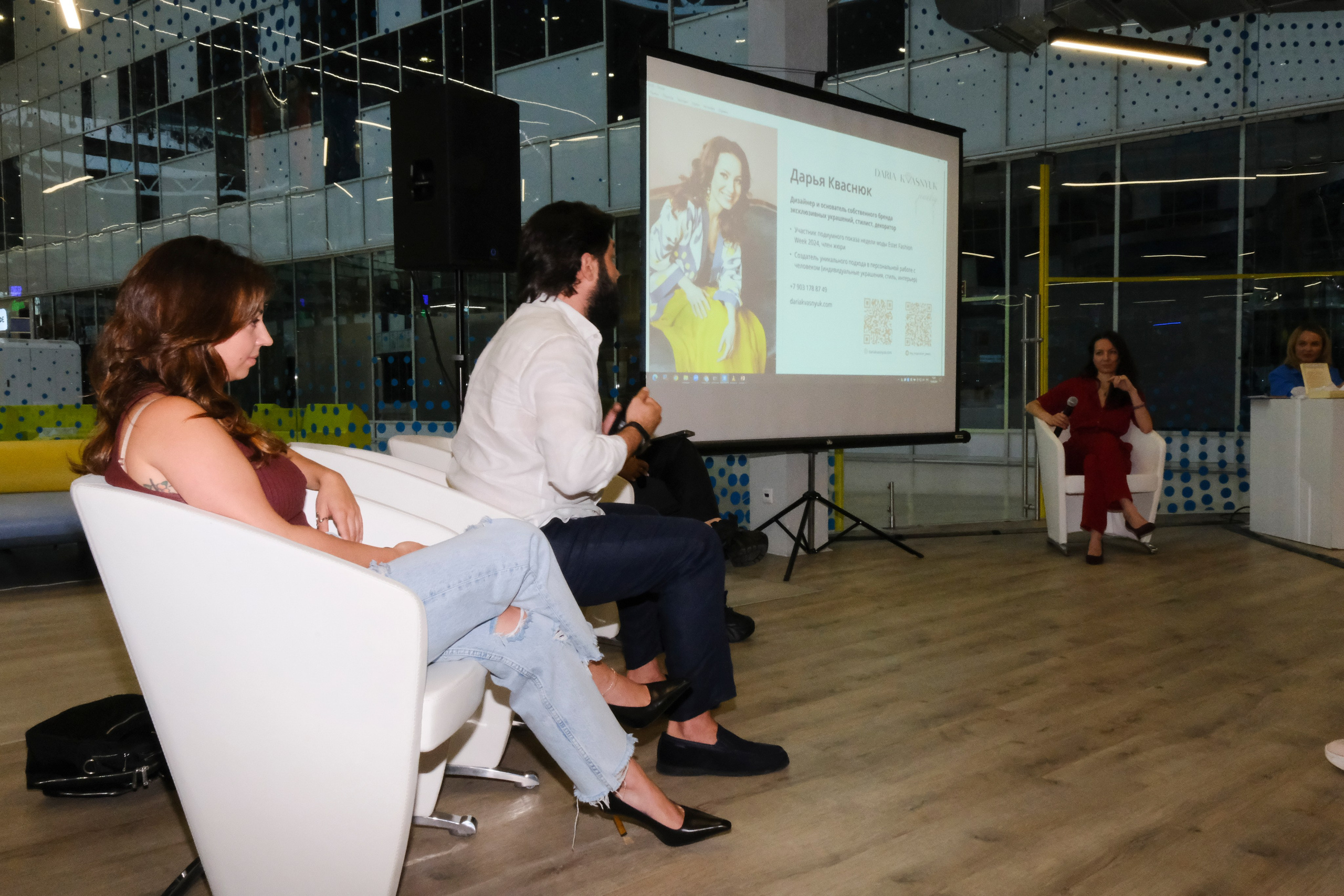 Репортаж бизнес-конференции в Сколково от сообщества BRUSNIKA. Индивидуальная фотосъёмка в Москве. Фотограф Василиса Тарасова