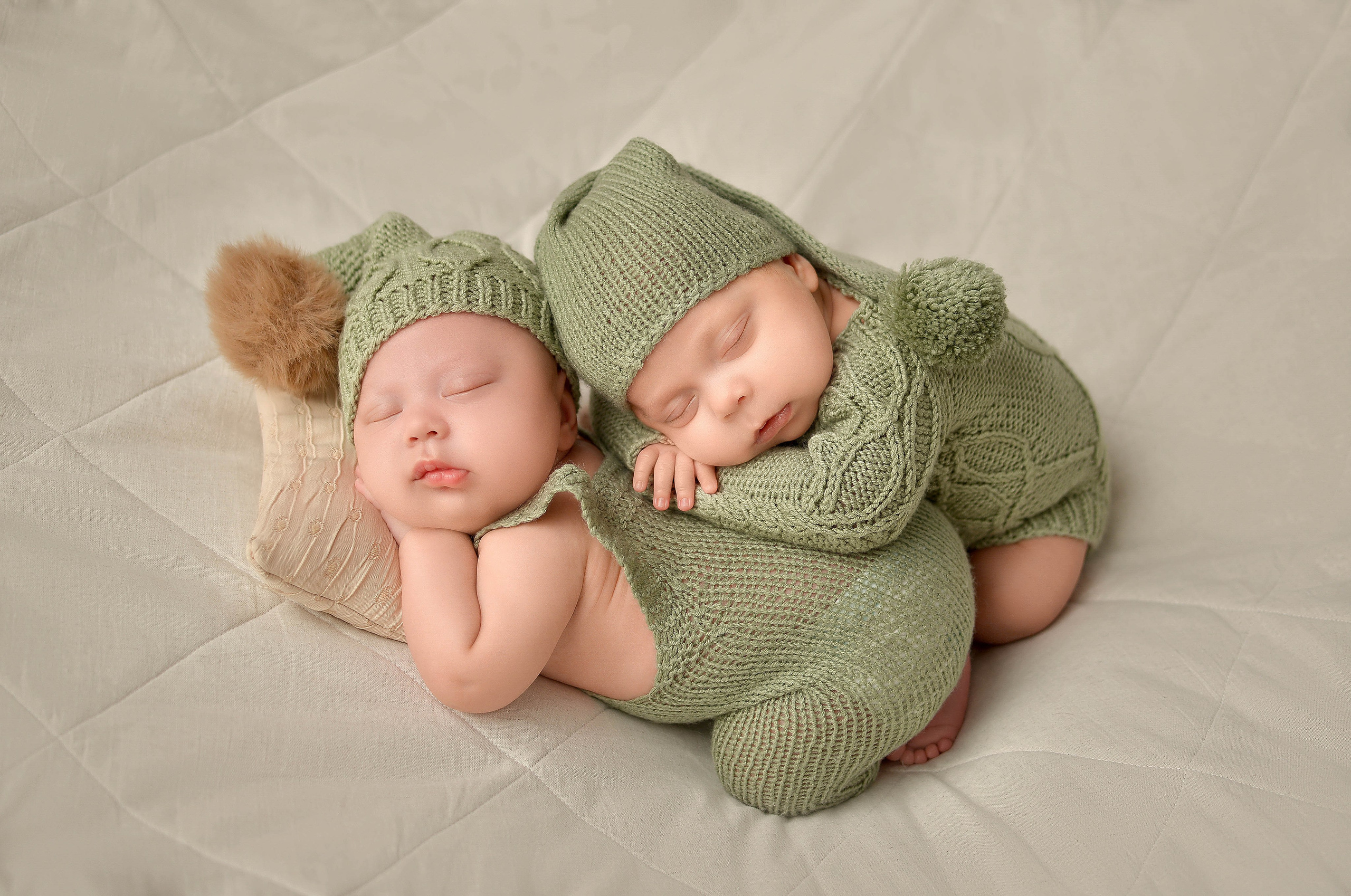 Двойняшки — близнецы. Фотограф новорожденных Краснодар Малышенко Надежда