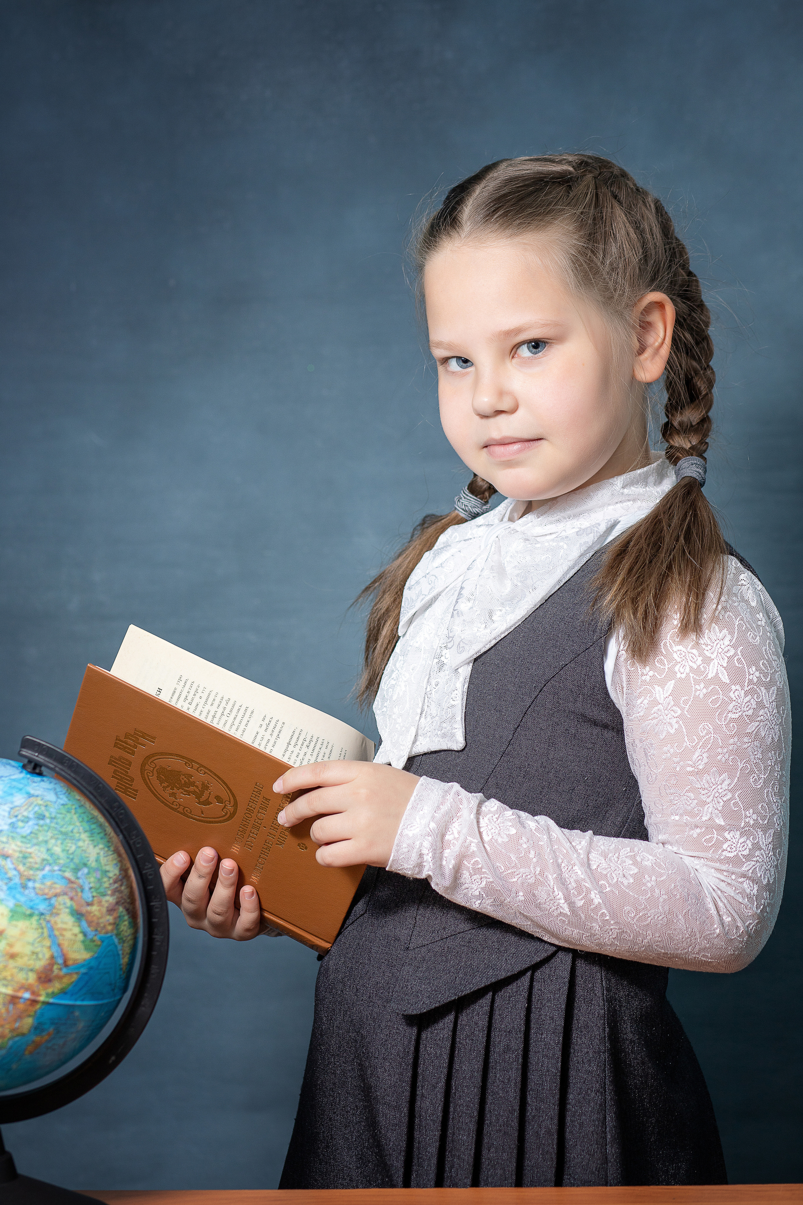 Портреты с виньеток. Современные выпускные альбомы для 9-11х классов заказать в Хабаровске