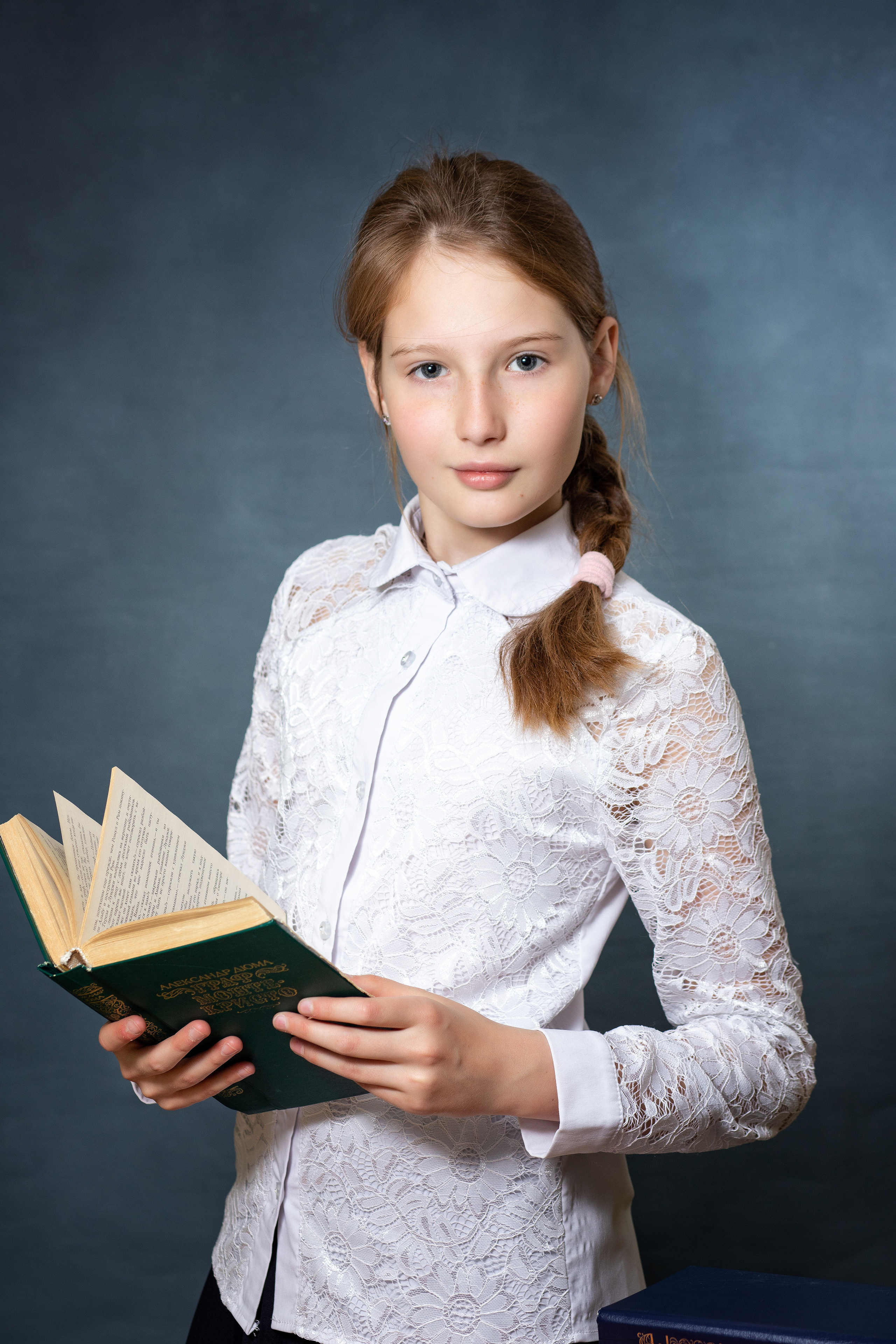 Портреты с виньеток. Современные выпускные альбомы для 9-11х классов заказать в Хабаровске