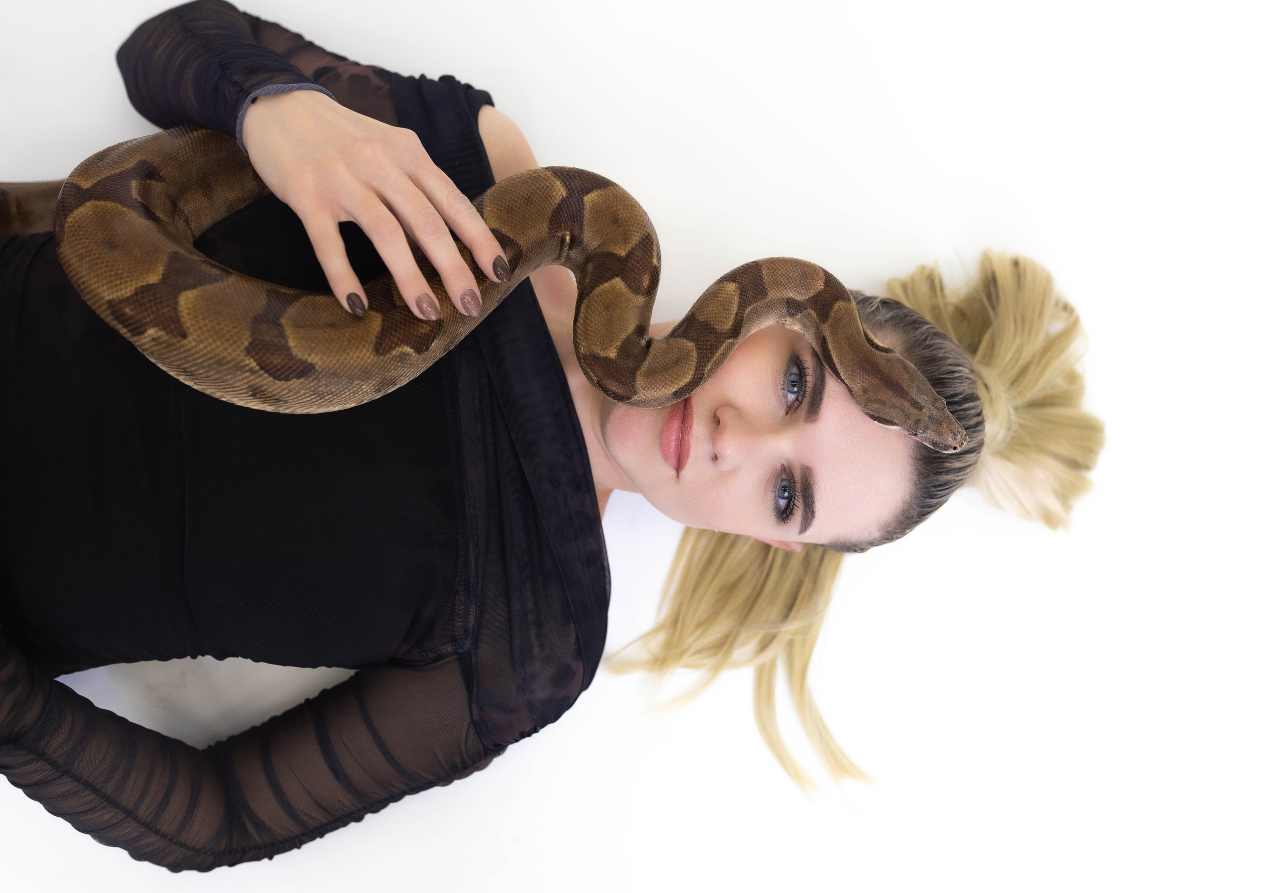 Фотосессии со змейкой. Свадебный и семейный фотограф Виолетта в Липецке