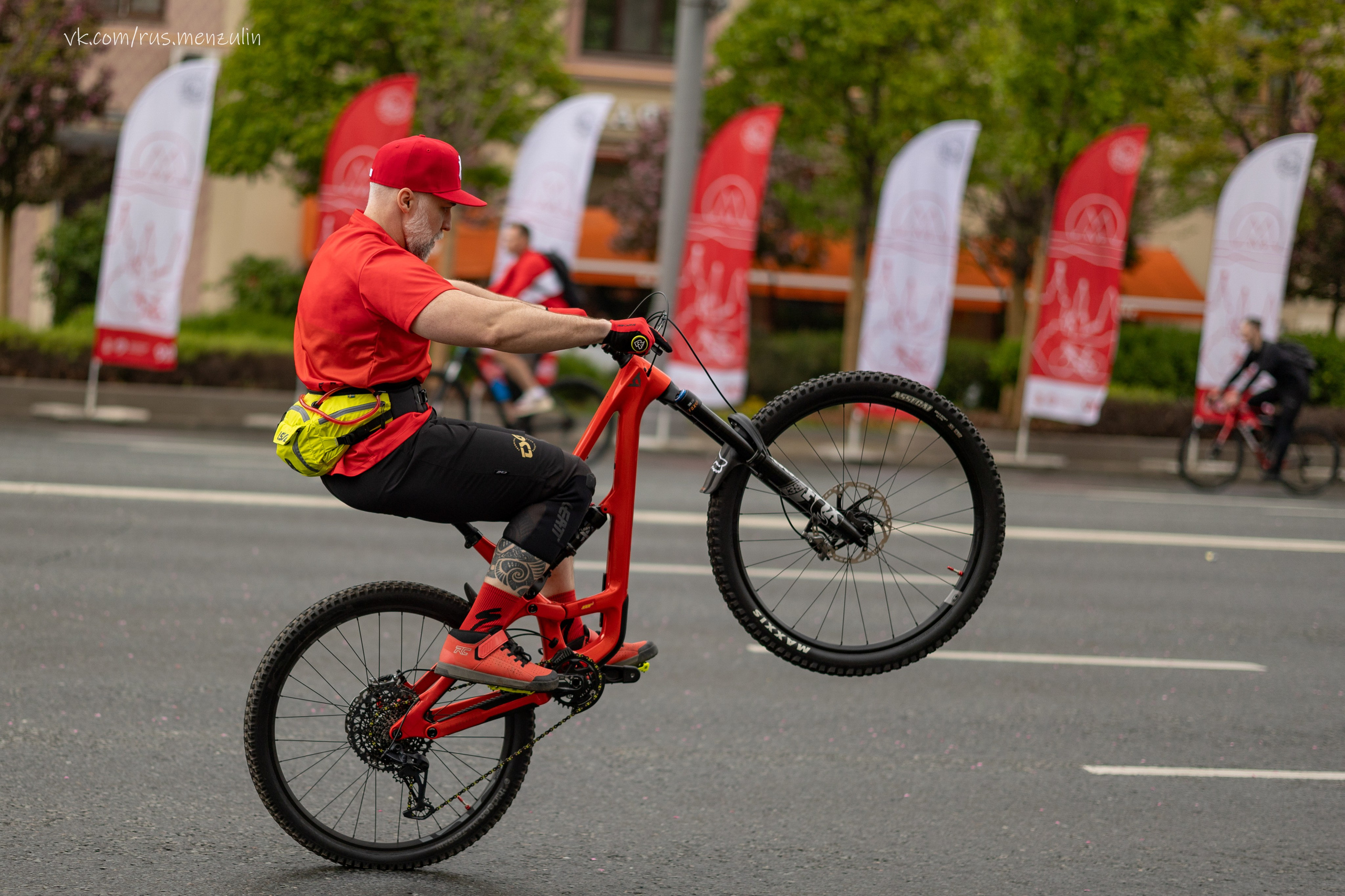 Езда на заднем колесе. Вилли на садовом кольце.