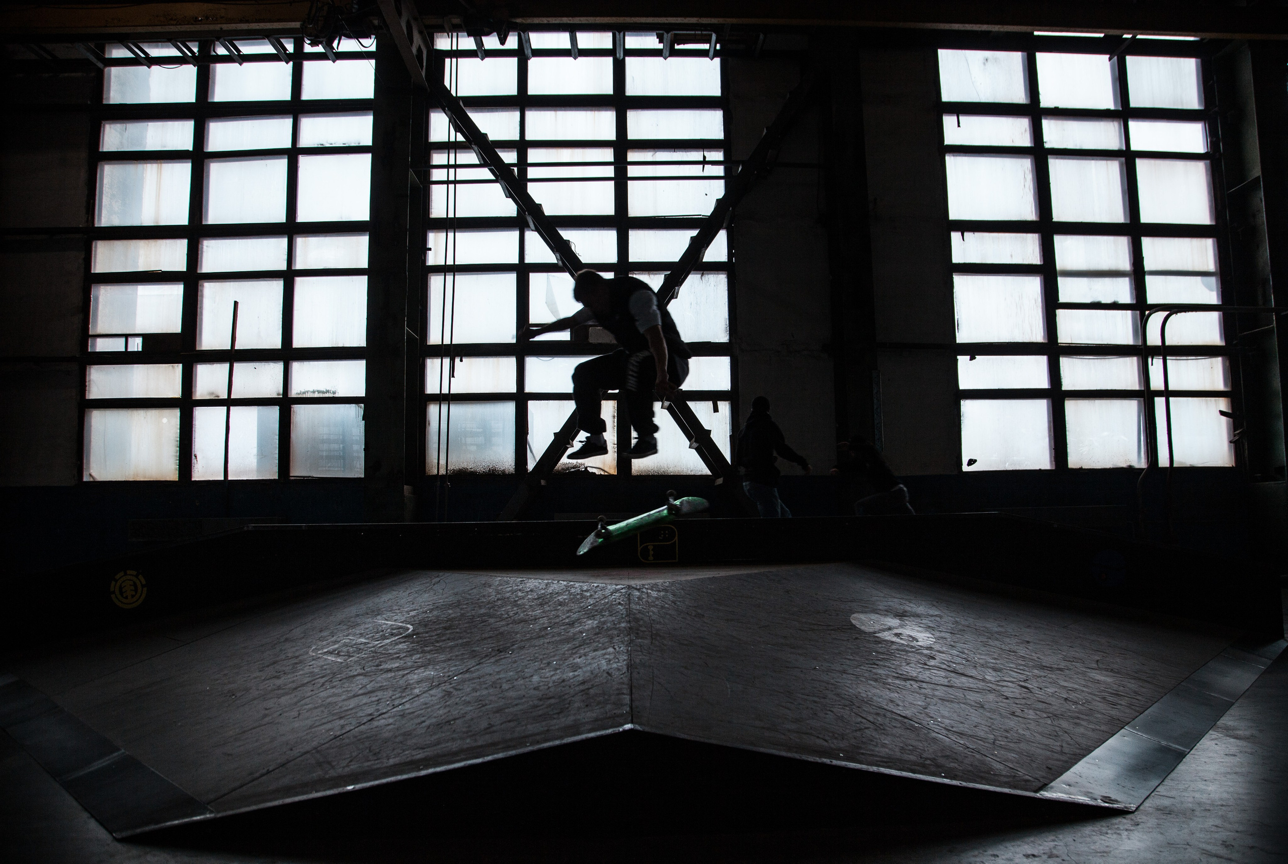 Скейтбордист на соревнованиях в Севкабеле. Фото в прыжке на доске.