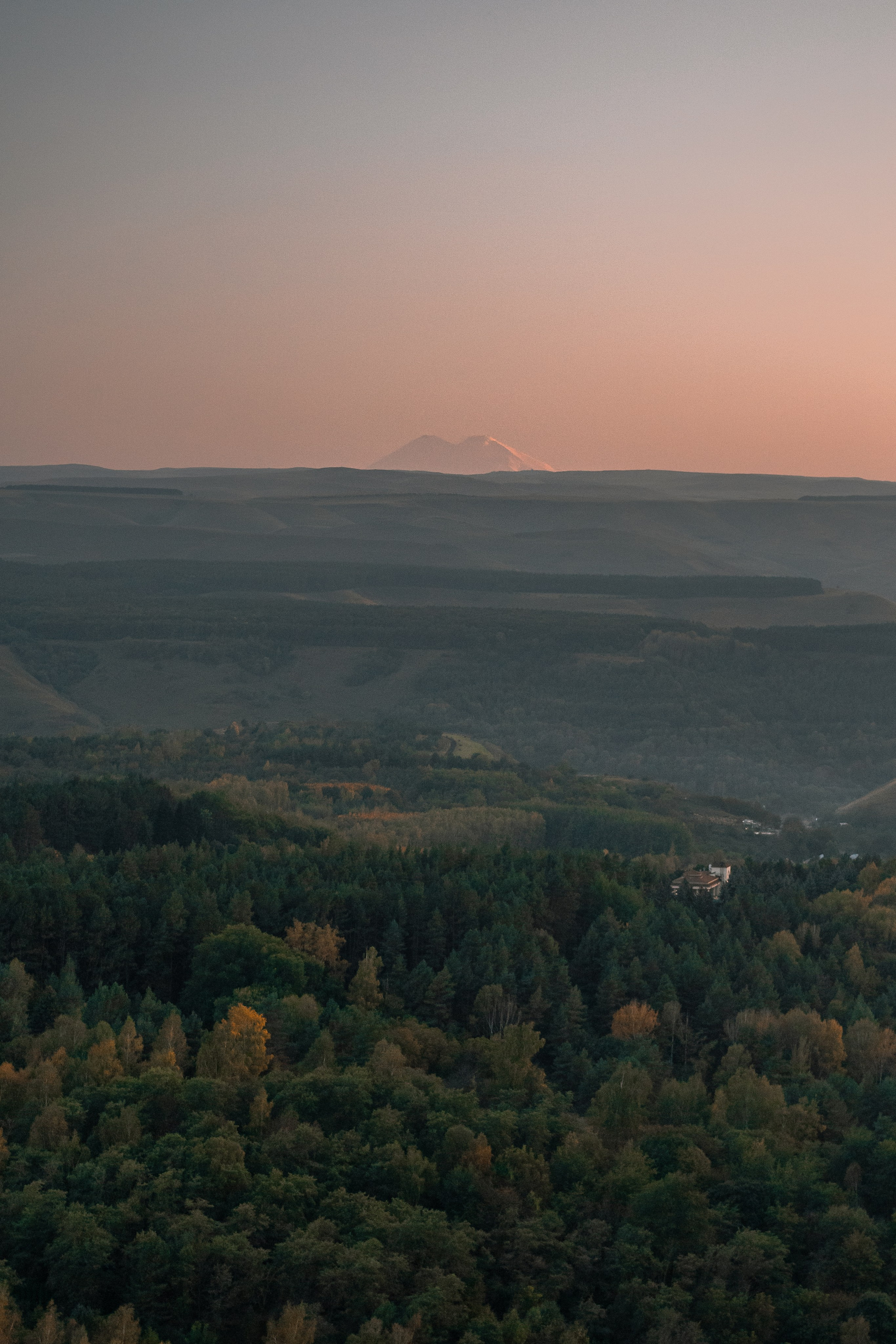 Вид на Эльбрус в закатных лучах, Кисловодский национальный парк