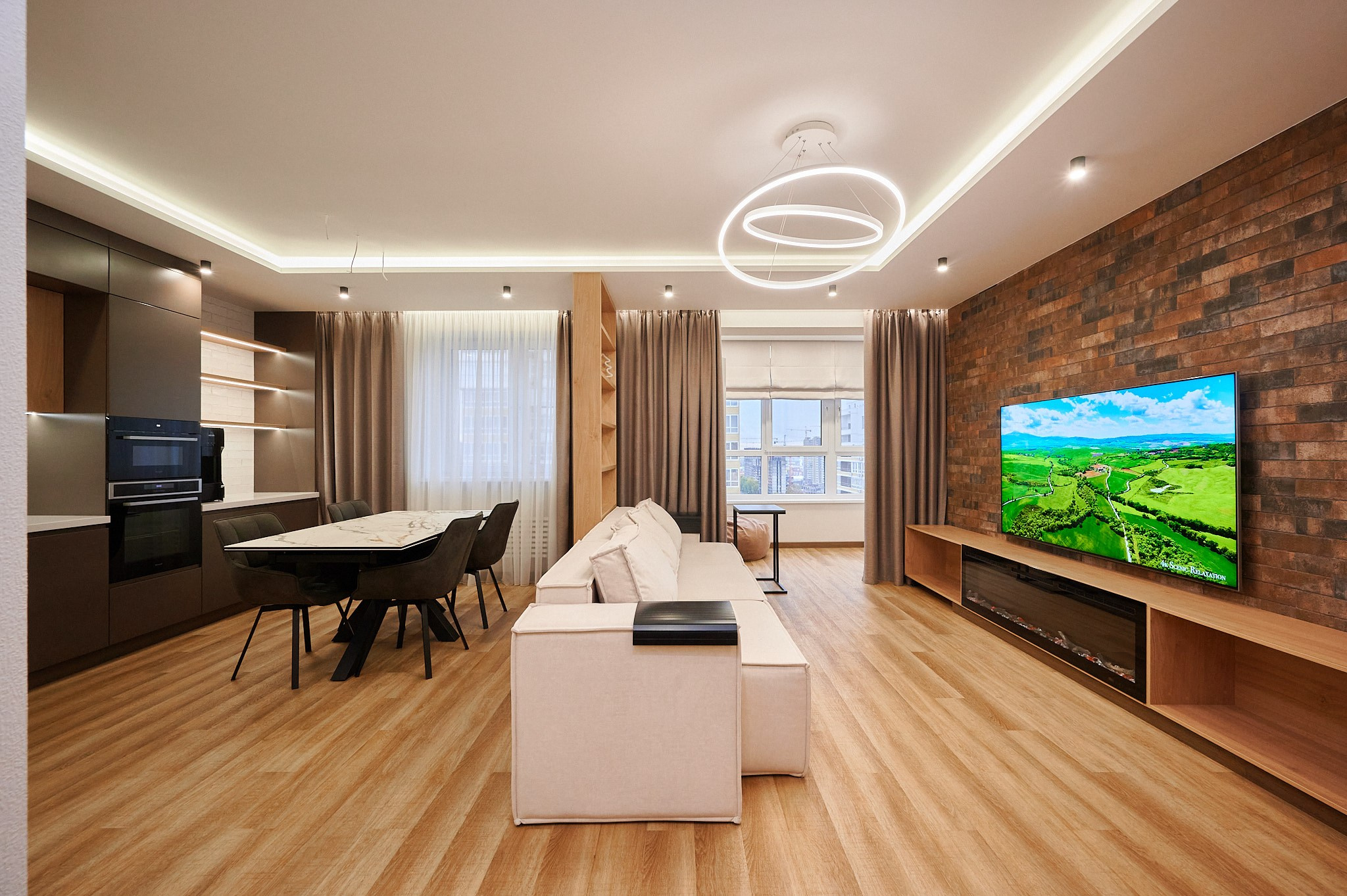 комната в теплых тонах с минимальным дизайном с большими окнами