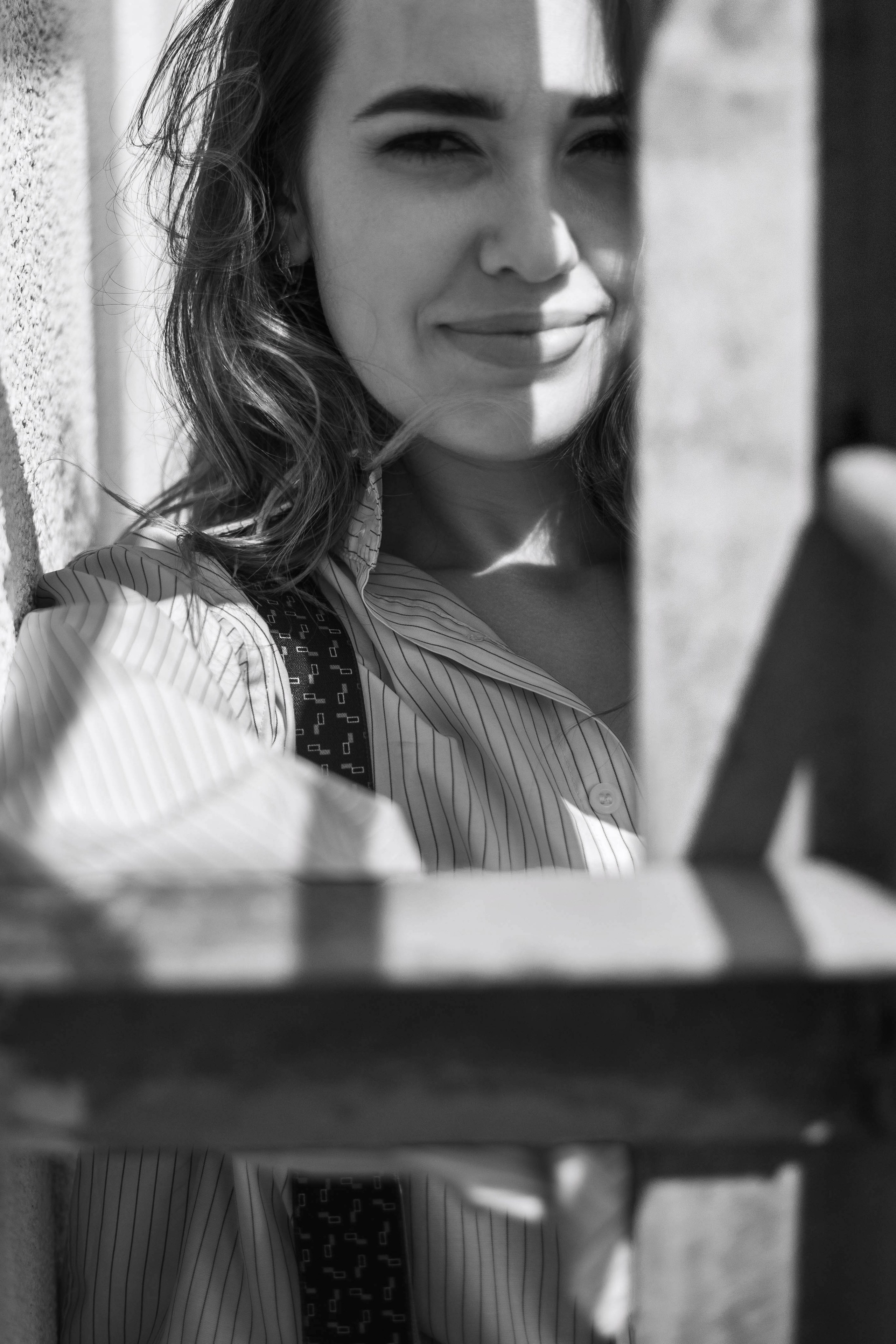 Монохромная фотография девушки в мужском костюме застилает взгляд зрителя элегантностью и изяществом. Одновременно сдержанная и провокационная, девушка в этой фотографии иллюстрирует вечную борьбу противоположностей, создавая потрясающе харизматичный образ. Екатеринбург фотосессии  Автор фотограф: Додров. Ph: dodrov.