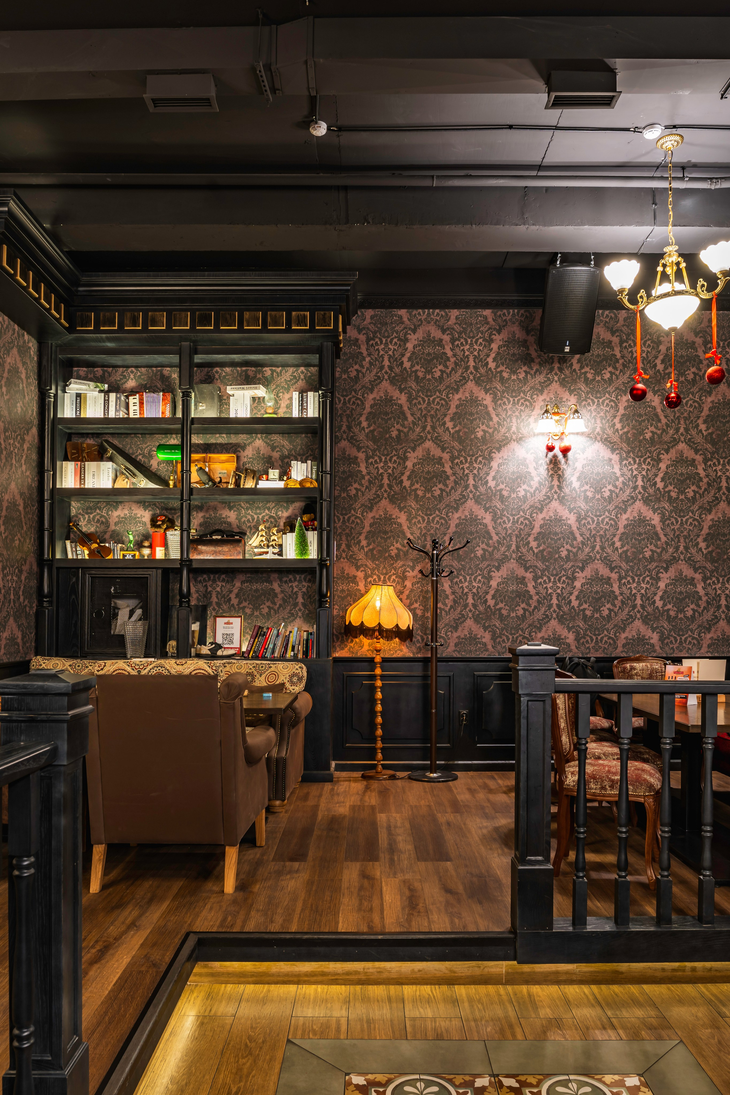 Алматы, Fuller's Izumrud — небольшой уютный паб в тихом районе, декабрь 2025. Интерьерный фотограф Алматы