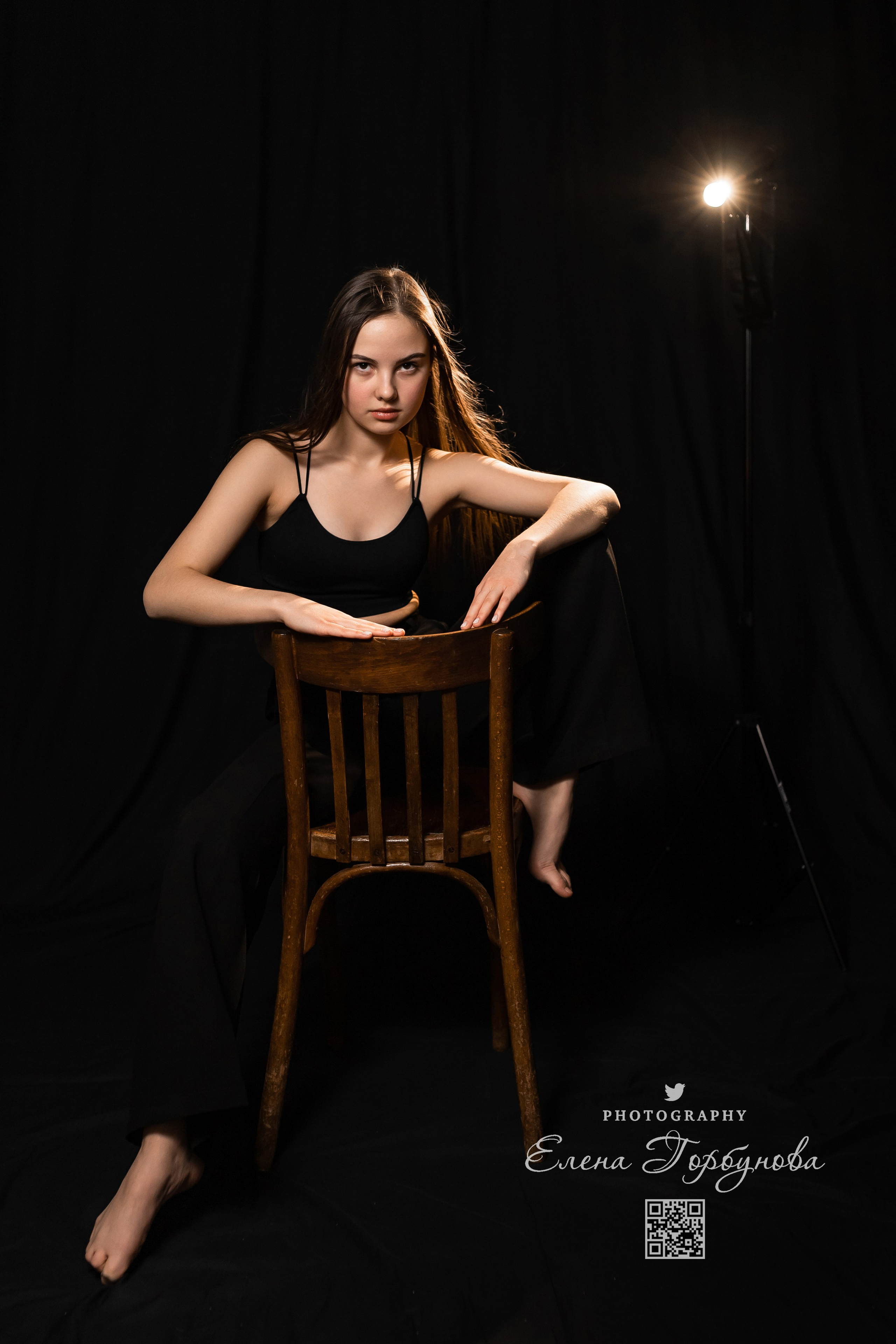 Моя студия. Полина и стул. Январь 2024. Фотограф Пермь. Свадьбы. Семья и дети, школа, д. сад. Фотокниги