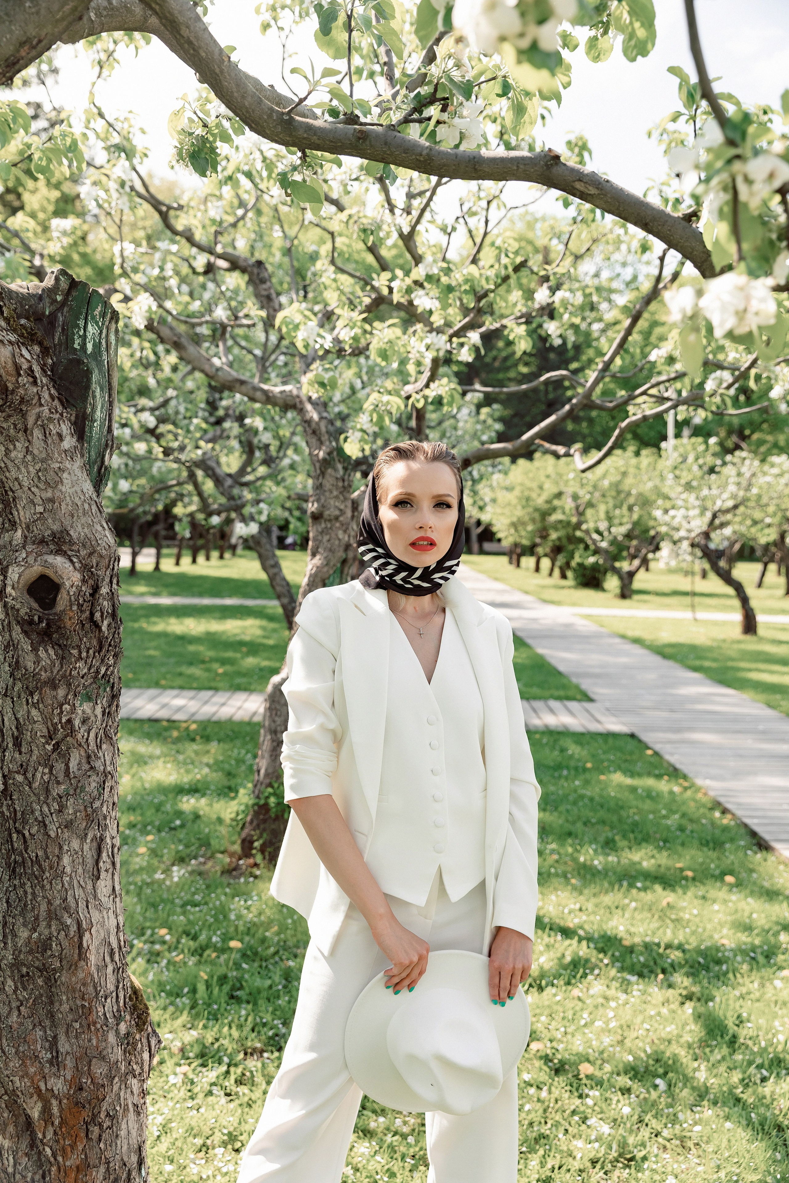 Портретная фотосессия Даши среди яблонь. Свадебный фотограф Москва